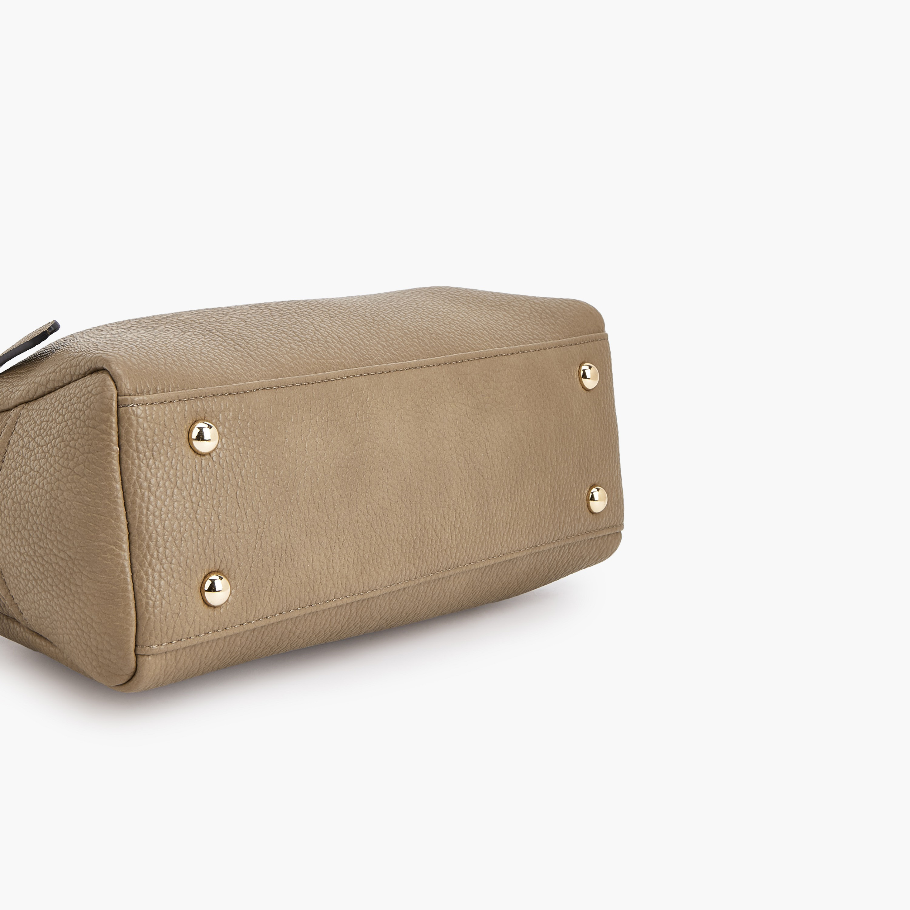 شنطة كتف بارزة الملمس بتفاصيل وشاح من سيليست-women-bagsandwallets-handbags-image-5
