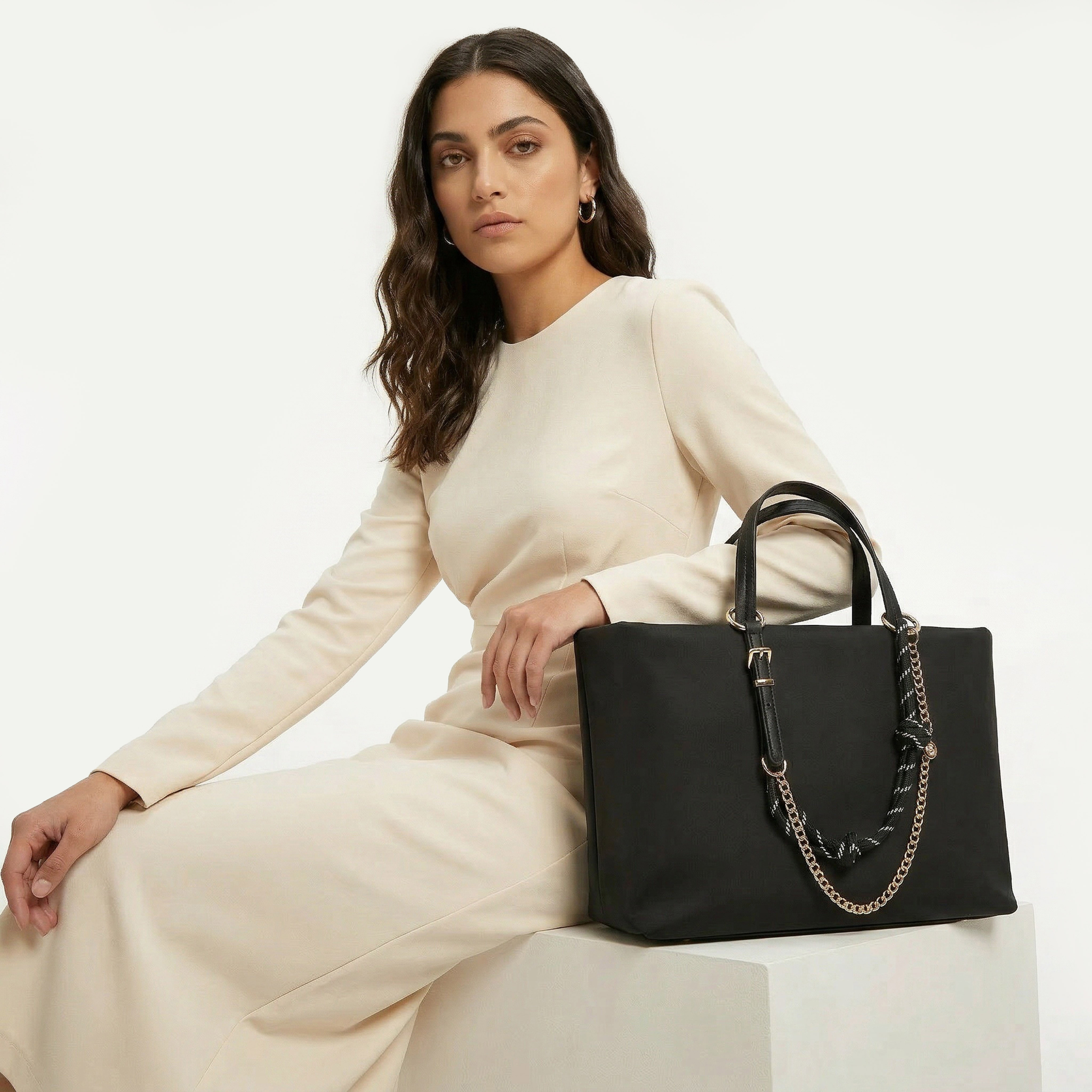 شنطة توتي بتفاصيل سلسلة ومقبض مزدوج من سيليست-women-bagsandwallets-handbags-image-2