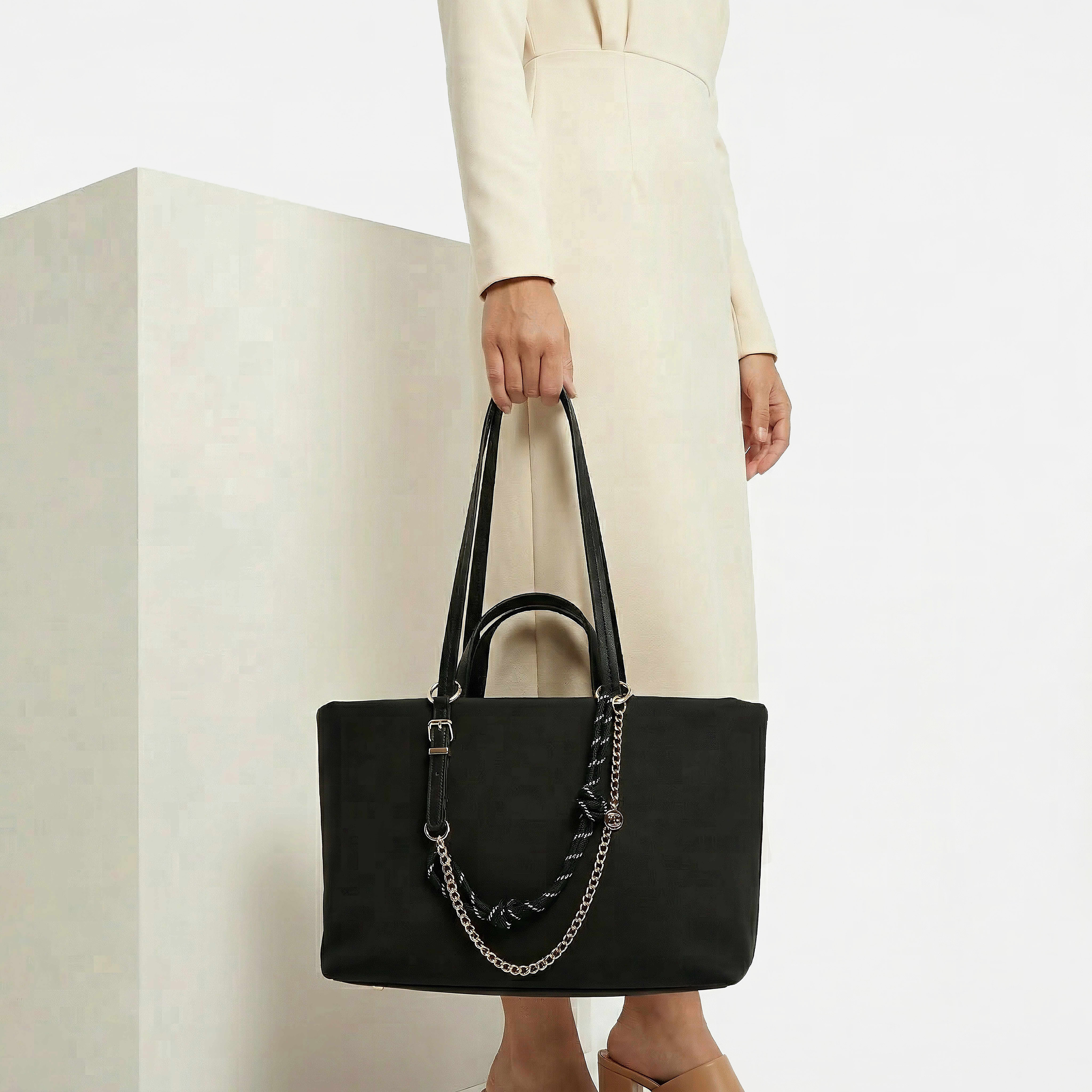 شنطة توتي بتفاصيل سلسلة ومقبض مزدوج من سيليست-women-bagsandwallets-handbags-image-8