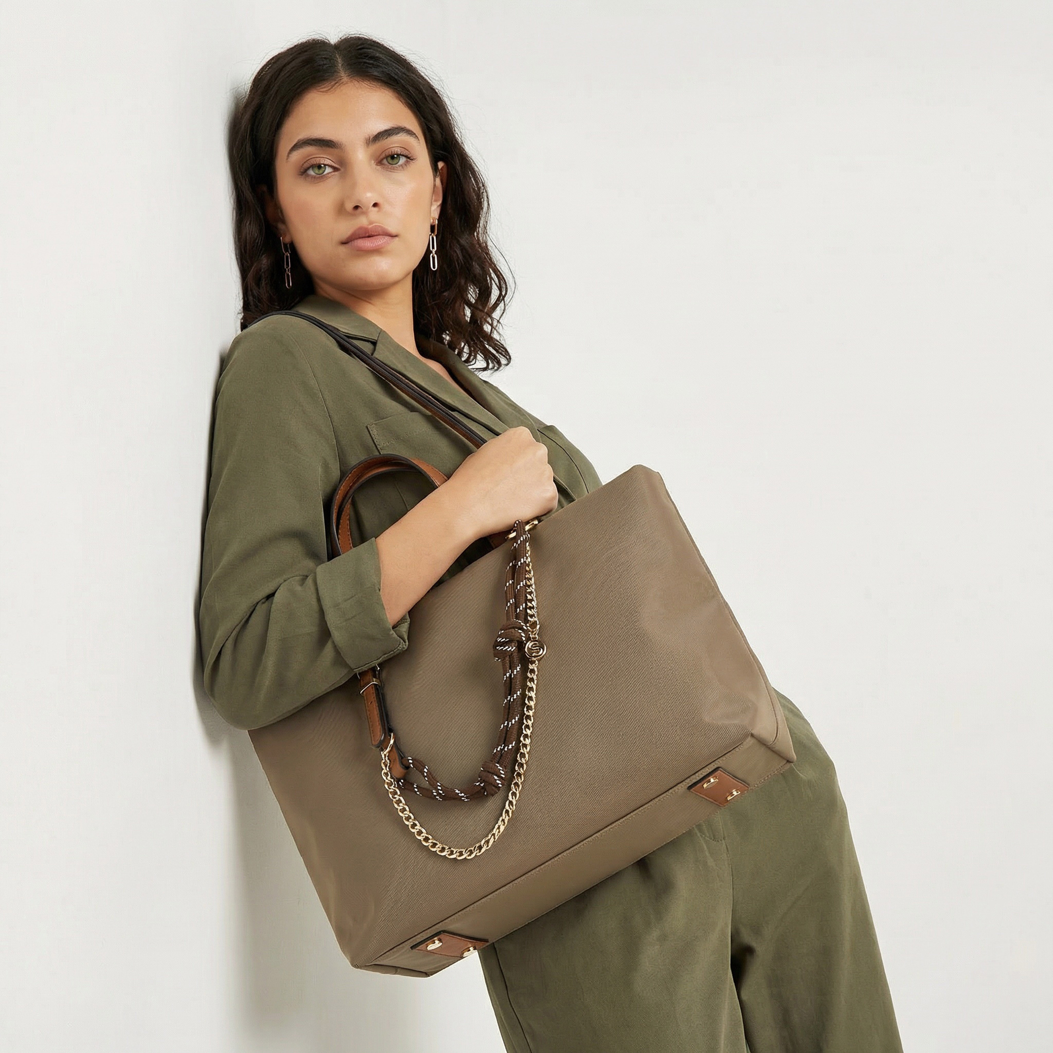 شنطة توتي بتفاصيل سلسلة ومقبض مزدوج من سيليست-women-bagsandwallets-handbags-image-2