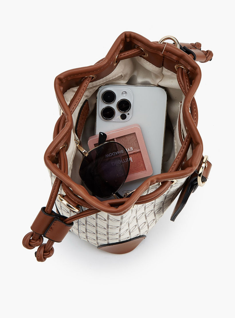 شنطة دلو برباط إغلاق وطبعات مونوجرام من بابريكا-women-bagsandwallets-handbags-image-8