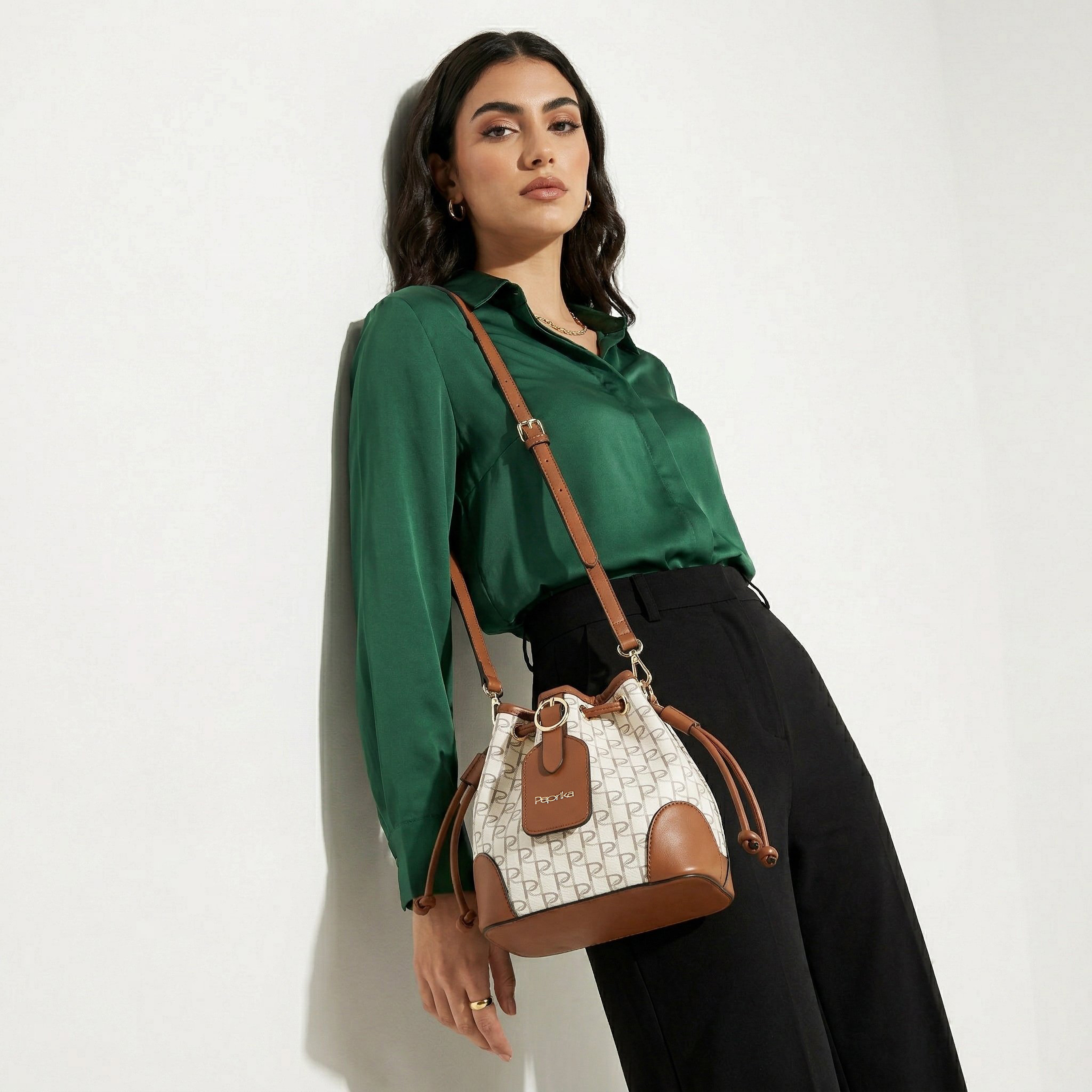 شنطة دلو برباط إغلاق وطبعات مونوجرام من بابريكا-women-bagsandwallets-handbags-image-2