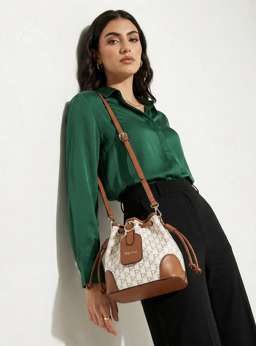شنطة دلو برباط إغلاق وطبعات مونوجرام من بابريكا-women-bagsandwallets-handbags-image-2
