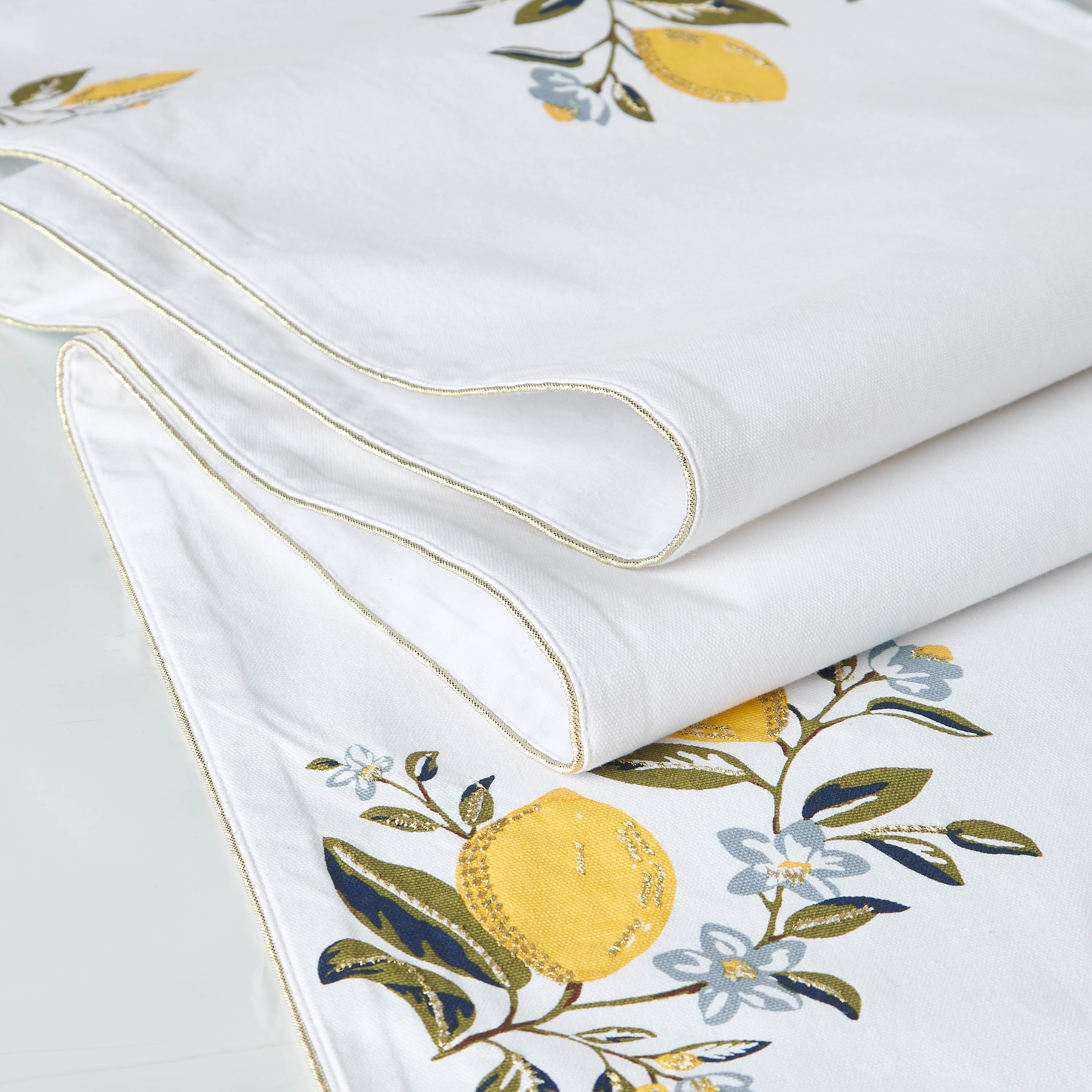 مفرش طاولة بطبعات ليمون - 180×33 سم-household-dining-tablelinen-runnersandtablecovers-image-1