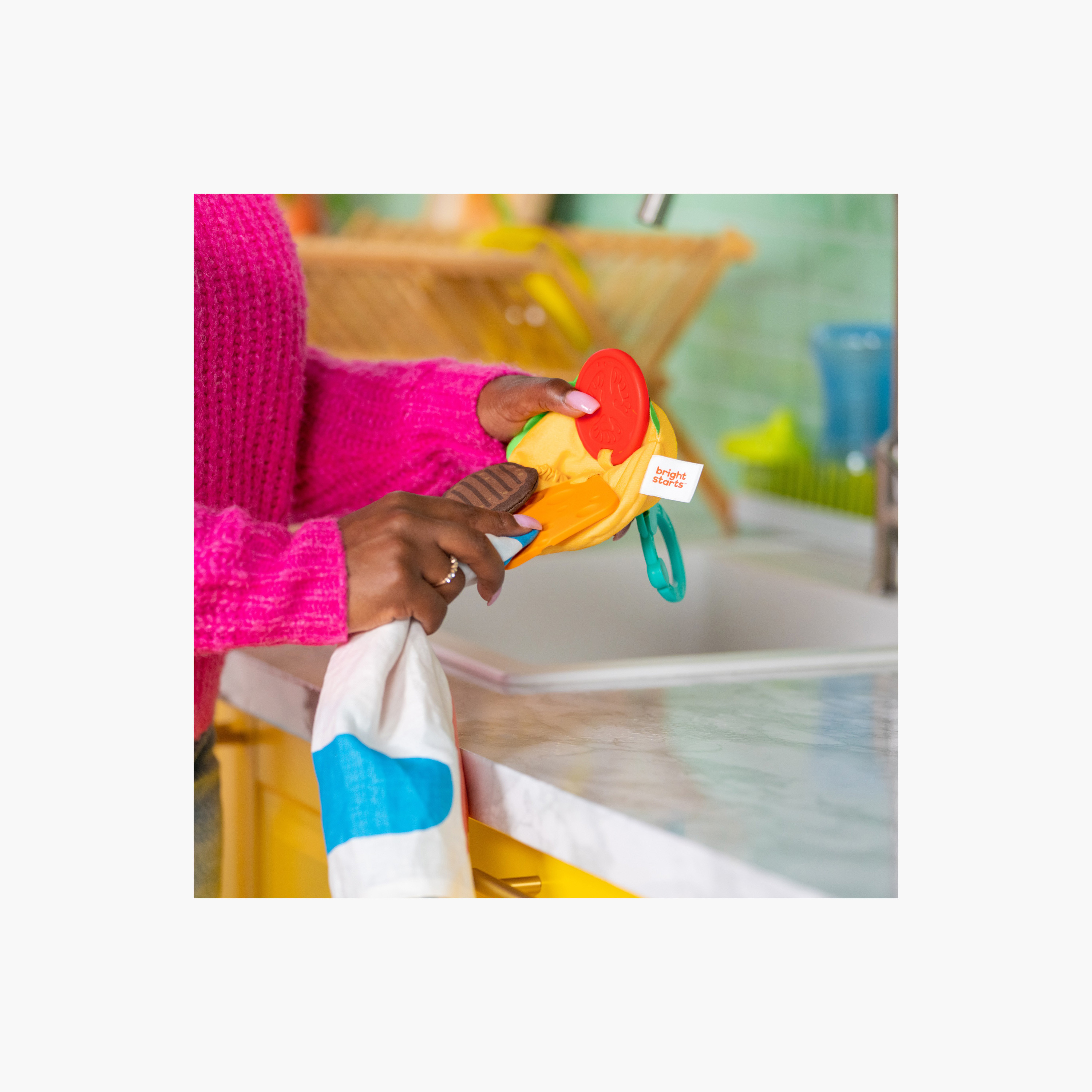 لعبة عضاضة على شكل برجر بالجبنة من برايت ستارتس-baby-bathandcare-oralcare-teethanddentalcare-image-6