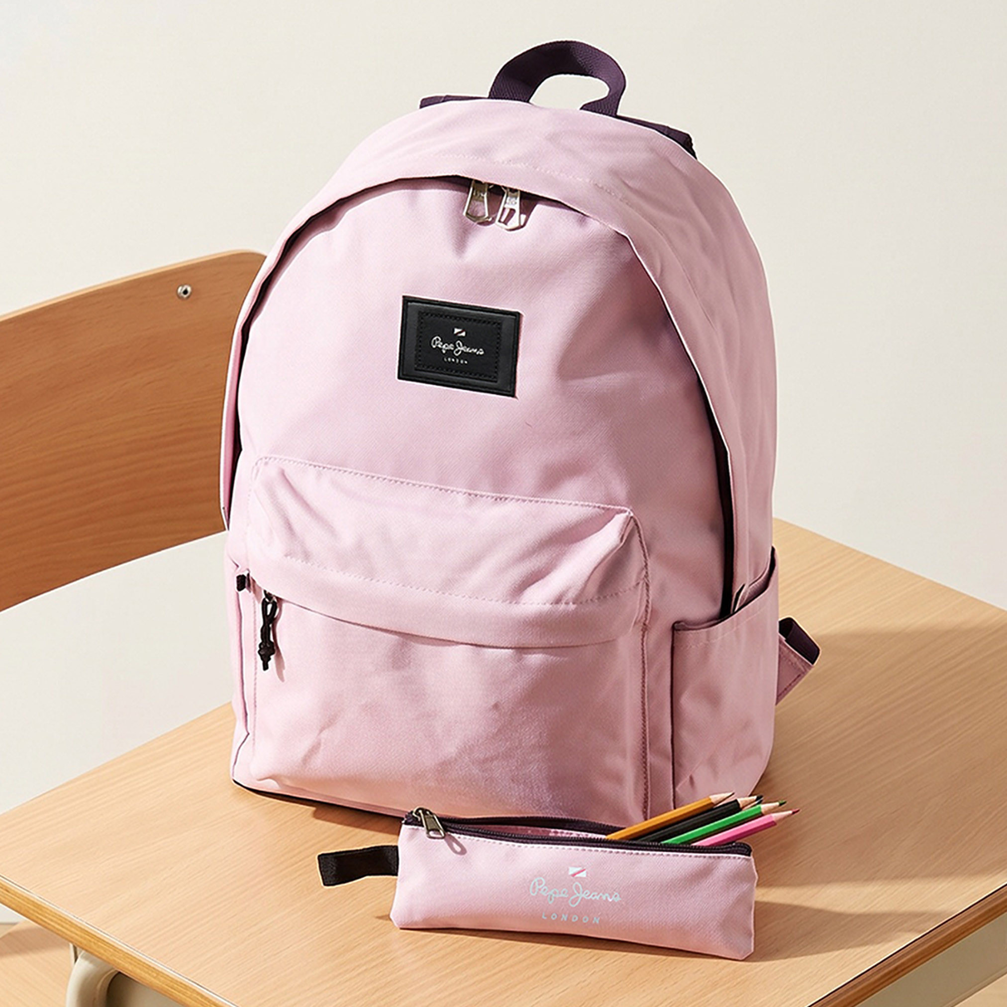 شنطة مدرسية بزخارف شعار مع مقلمة للبنات 8-13 سنوات من بيبي جينز أريس - 18 بوصة-school-bagsandbackpacks-backpacks-image-1