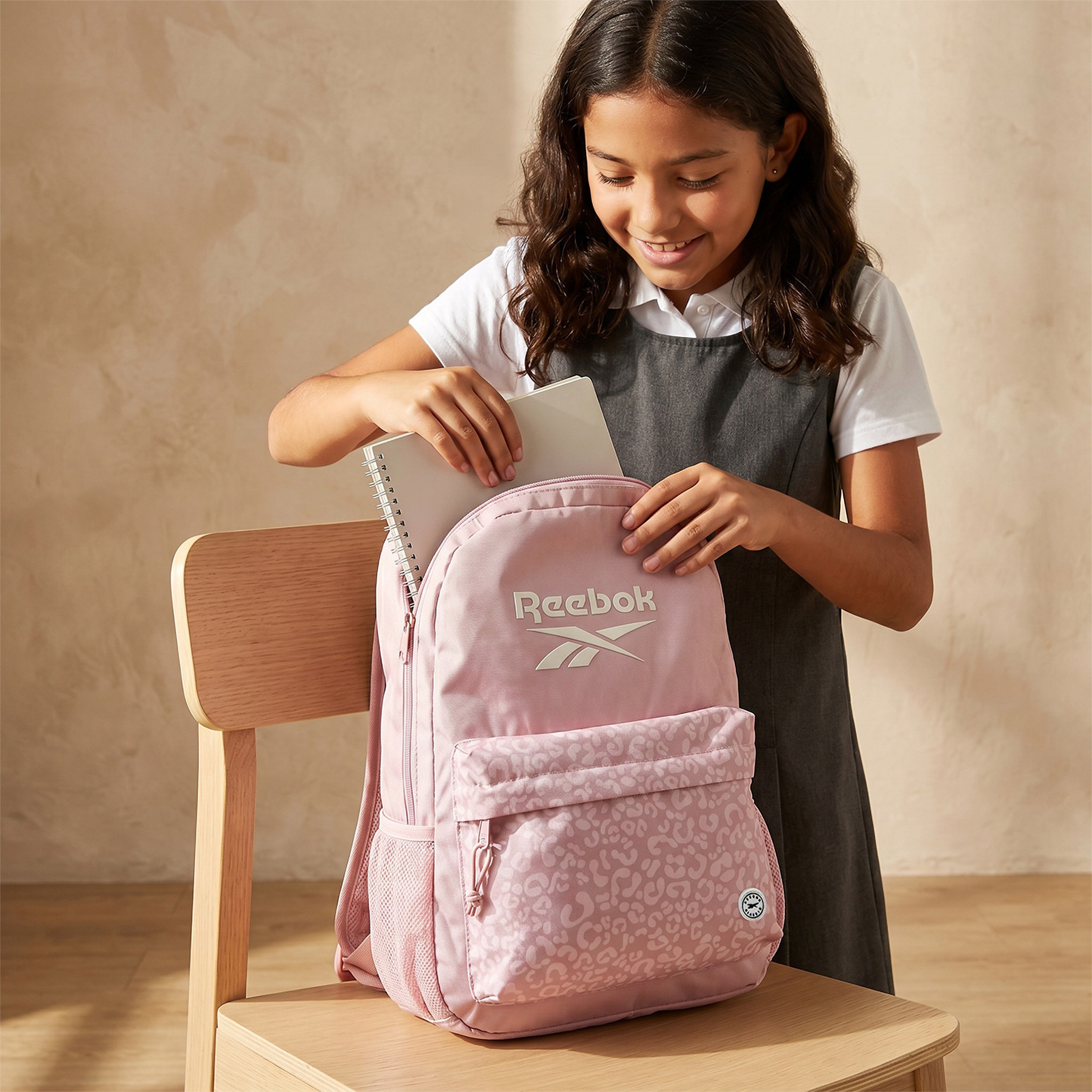 شنطة ظهر للبنات 8-13 سنة بأحزمة كتف قابلة للتعديل وطبعات من ريبوك - 18 بوصة-school-bagsandbackpacks-backpacks-image-3