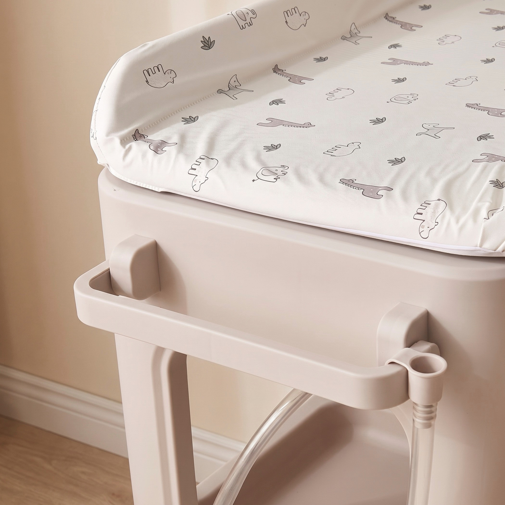 طاولة غيار بطبعات سفاري من جونيورز - 62x79x97 سم-baby-bathandcare-changingtables-image-7