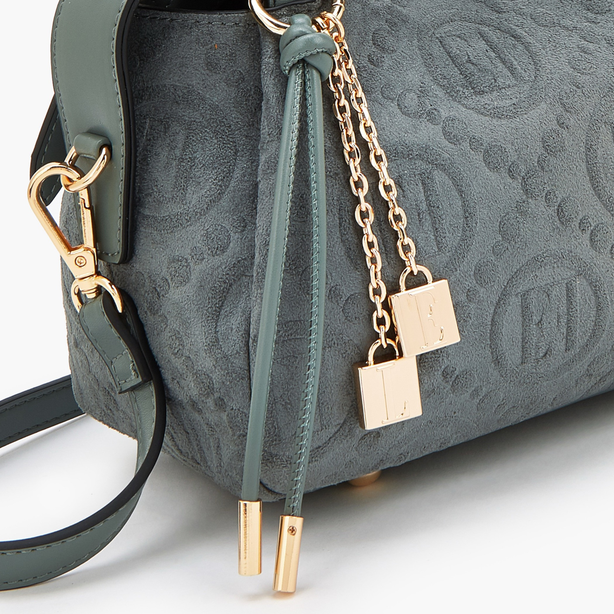 شنطة كتف بارزة الملمس مونوجرام وزينة دلايّة من إيل-women-bagsandwallets-handbags-image-4