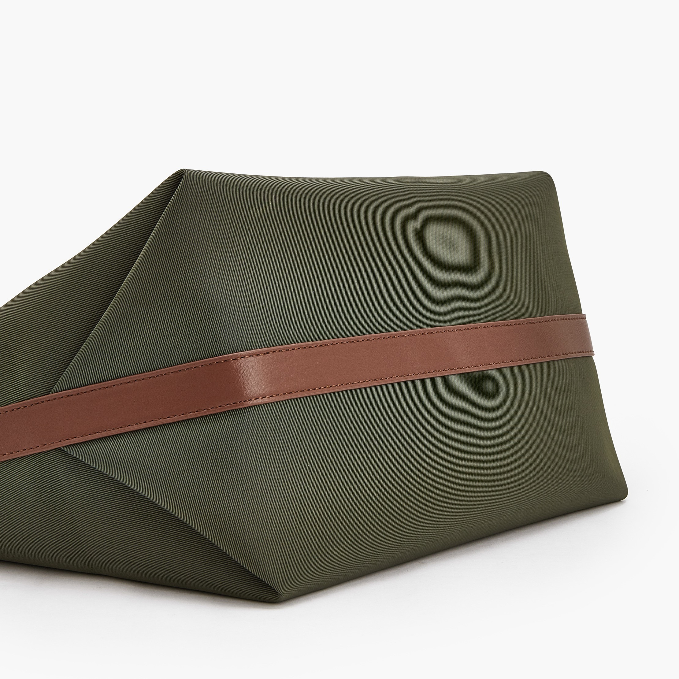 شنطة توتي بارزة الملمس بشنطة صغيرة وسحاب إغلاق من سيليست-women-bagsandwallets-handbags-image-9