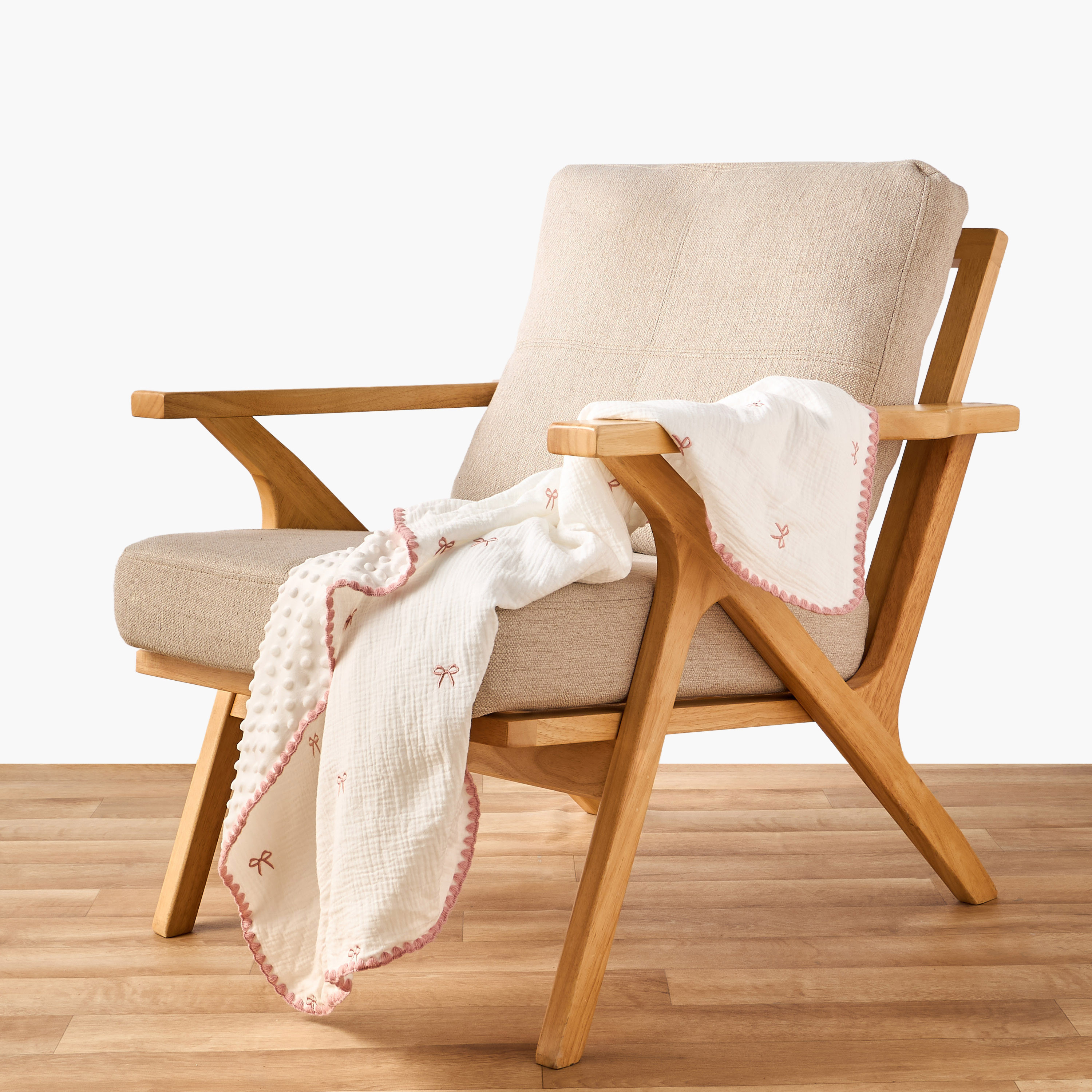 بطانية موسلين مطرزة من جونيورز-baby-nursery-blanketsandswaddles-receivingblankets-image-2