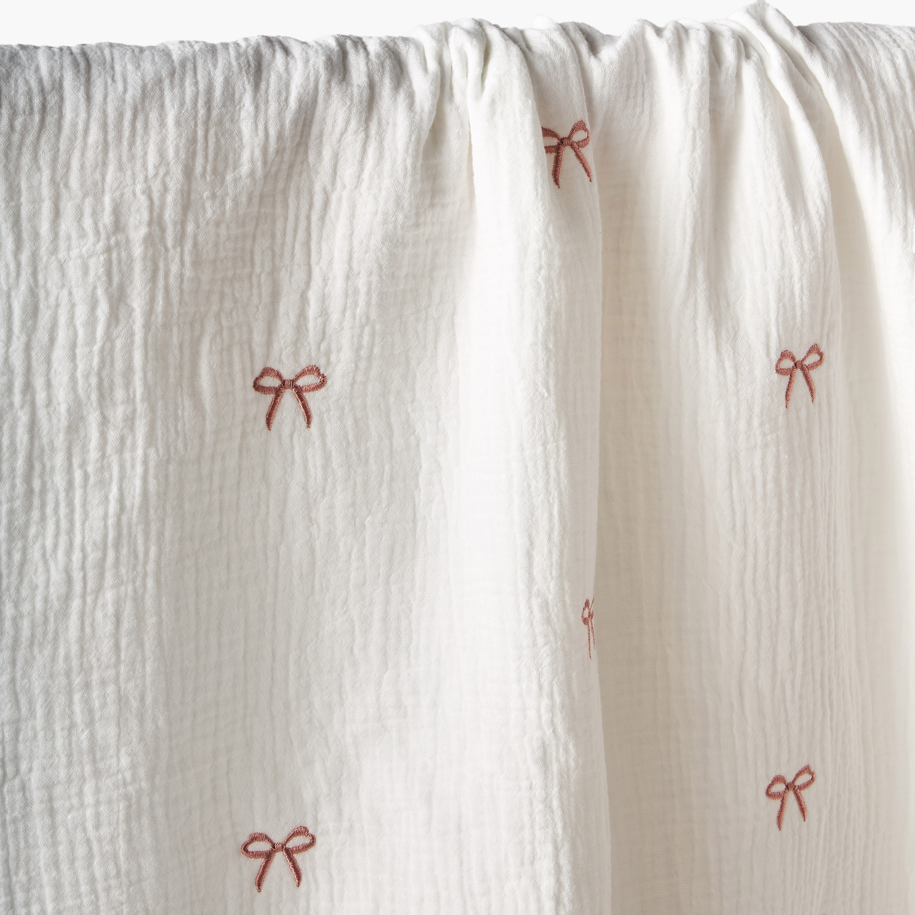 بطانية موسلين مطرزة من جونيورز-baby-nursery-blanketsandswaddles-receivingblankets-image-4