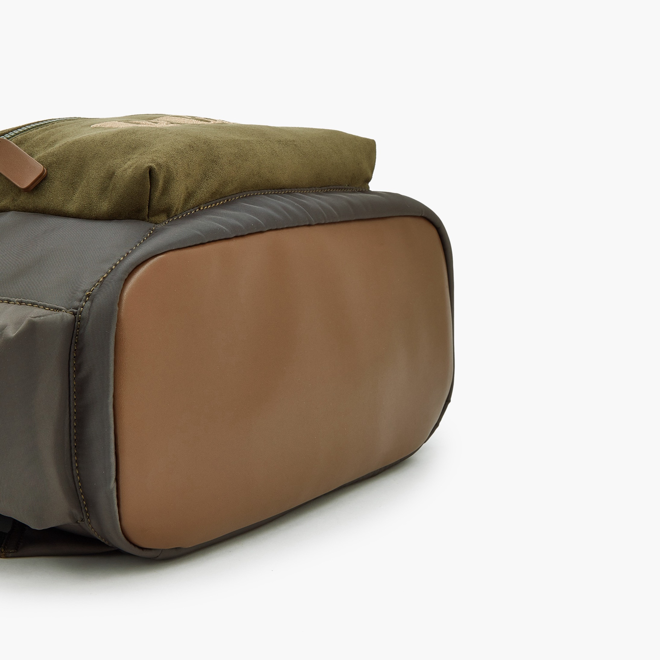 شنطة ظهر بأحزمة كتف قابلة للتعديل وطبعات الشعار من لي كوبر-school-bagsandbackpacks-backpacks-image-8