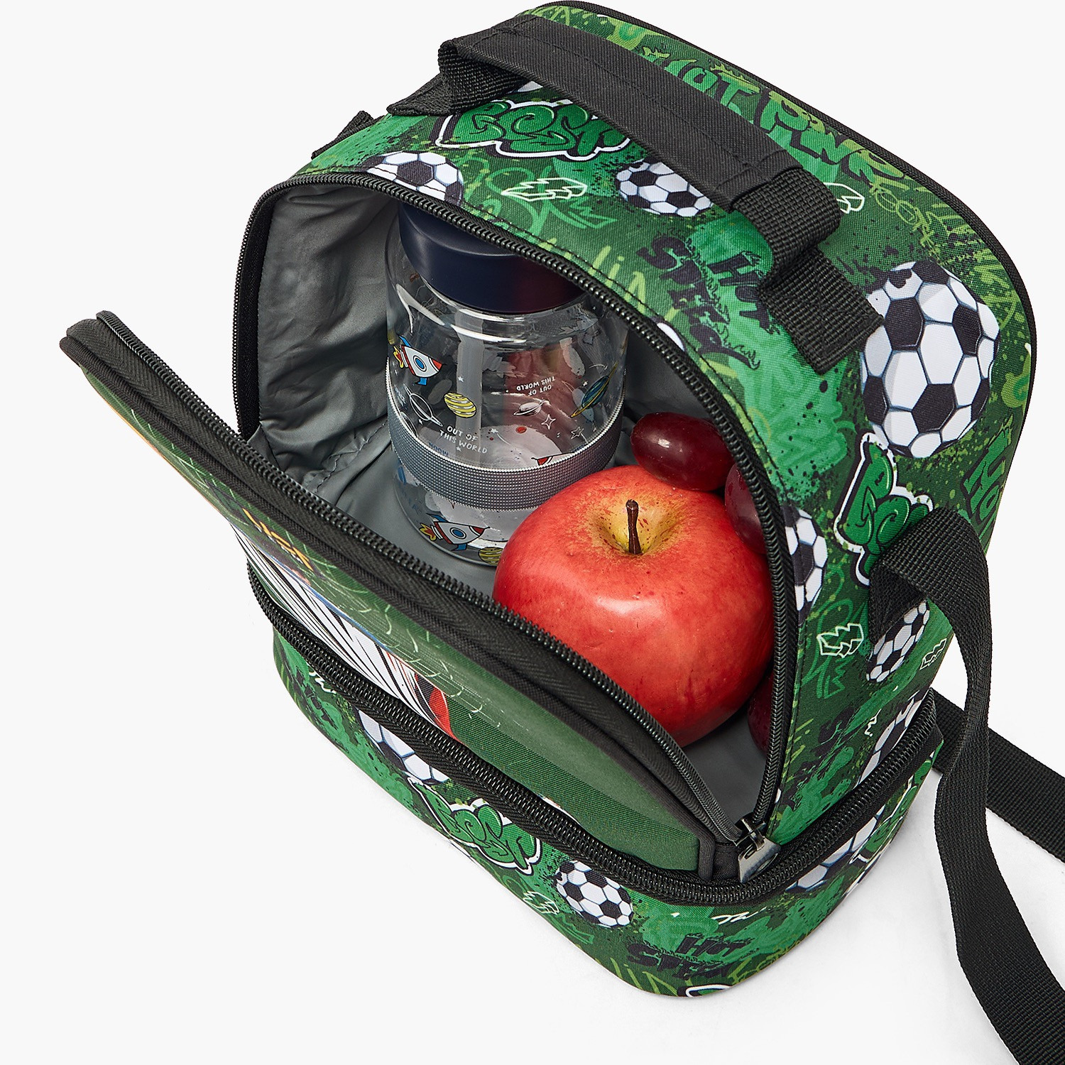 شنطة غداء بحزام قابل للتعديل وطبعات كرة قدم للأولاد بعمر 5-8 سنوات من ماست تيم-school-lunchessentials-lunchbags-image-4