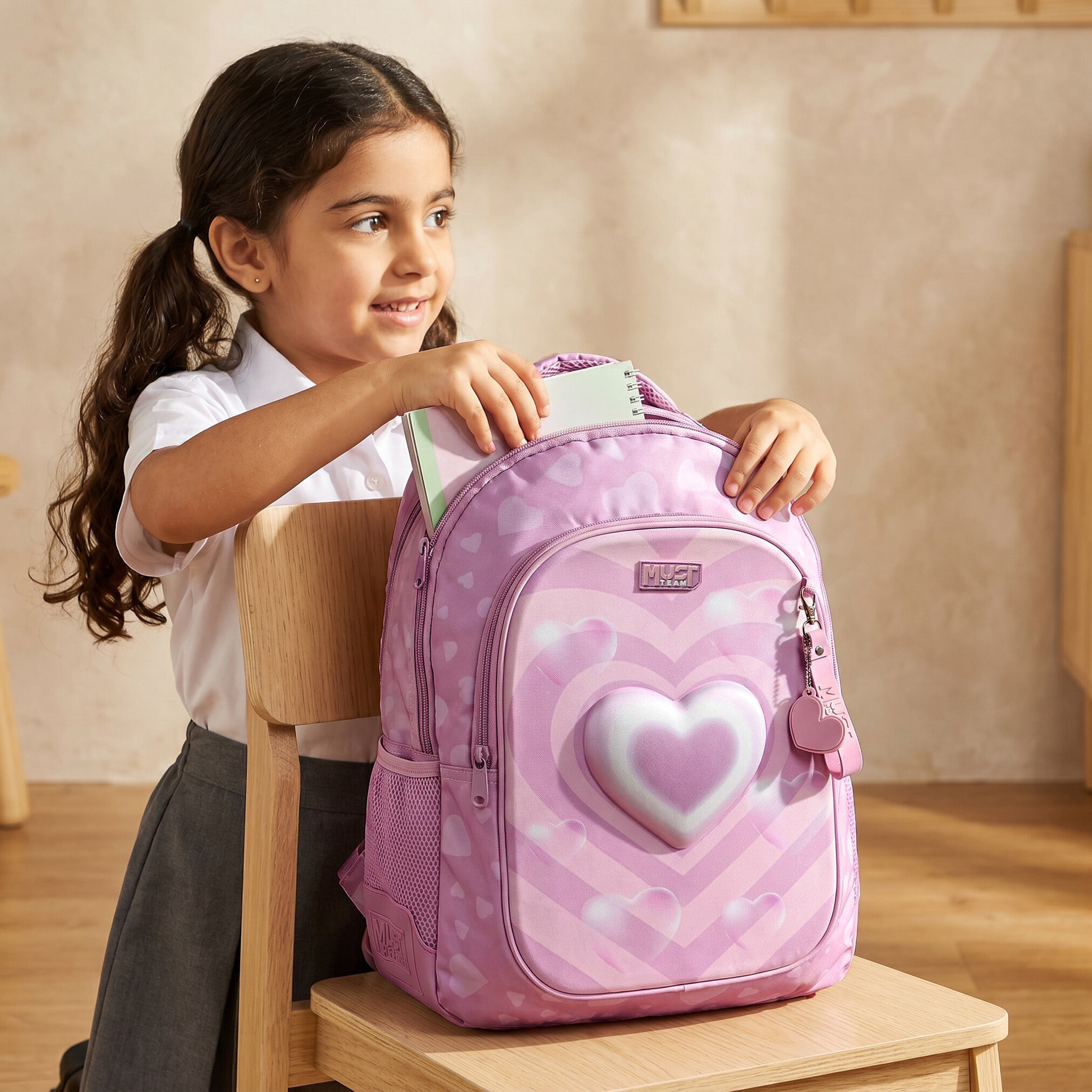 شنطة ظهر للبنات 5-8 سنوات بأحزمة كتف مبطنة وطبعات قلوب من مست تيم - 17 بوصة-school-bagsandbackpacks-backpacks-image-3