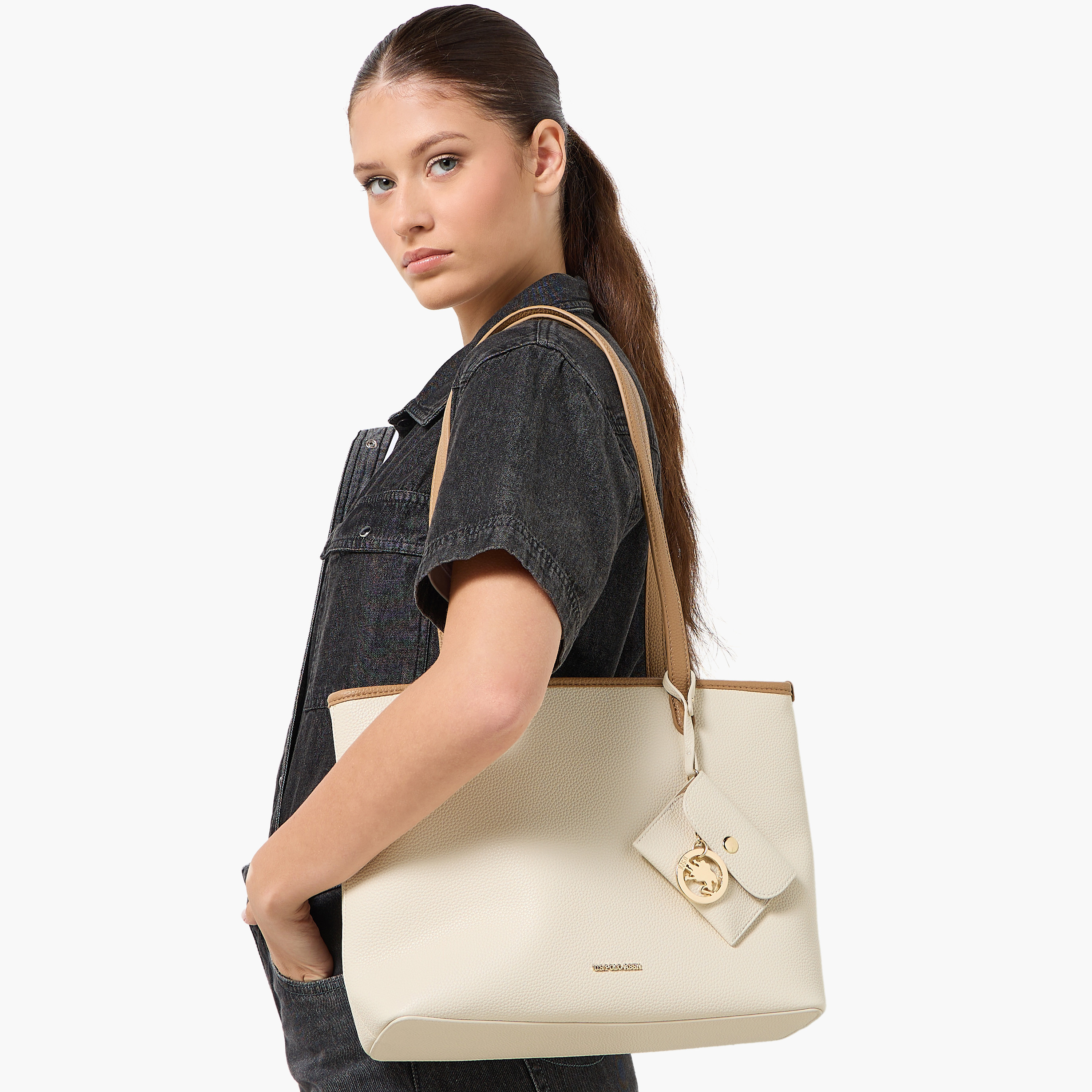 شنطة توتي بارزة الملمس مع شنطة صغيرة للعملات من يو إس بولو أسن-women-bagsandwallets-handbags-image-2