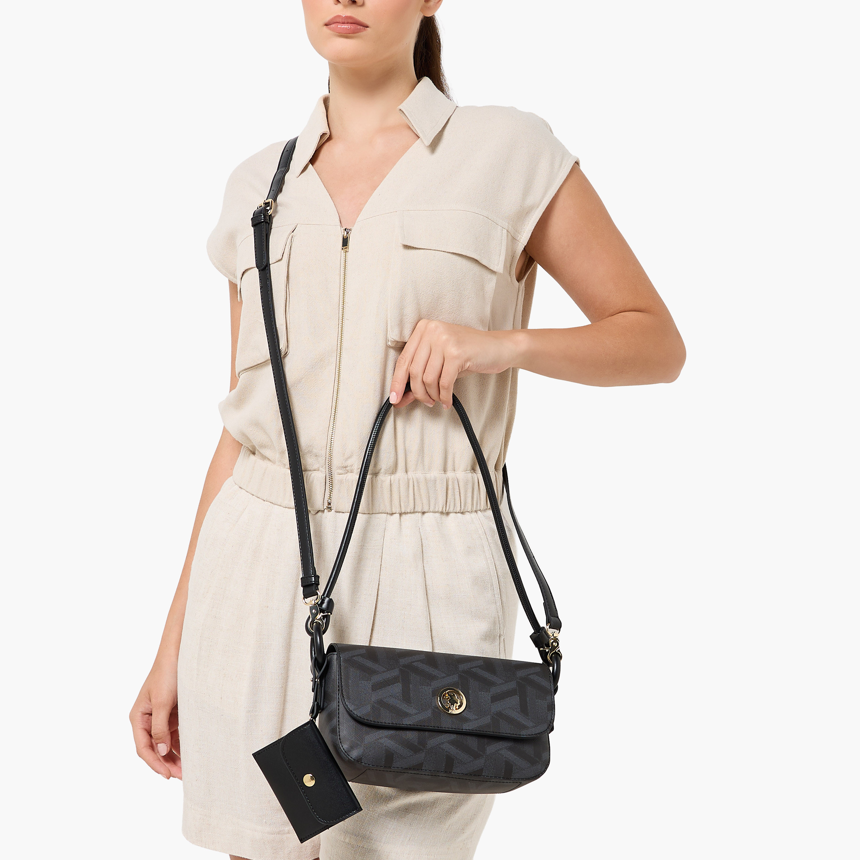 شنطة كروس بودي بطبعات هندسية وشنطة صغيرة للعملات من يو إس بولو أسن-women-bagsandwallets-handbags-image-8
