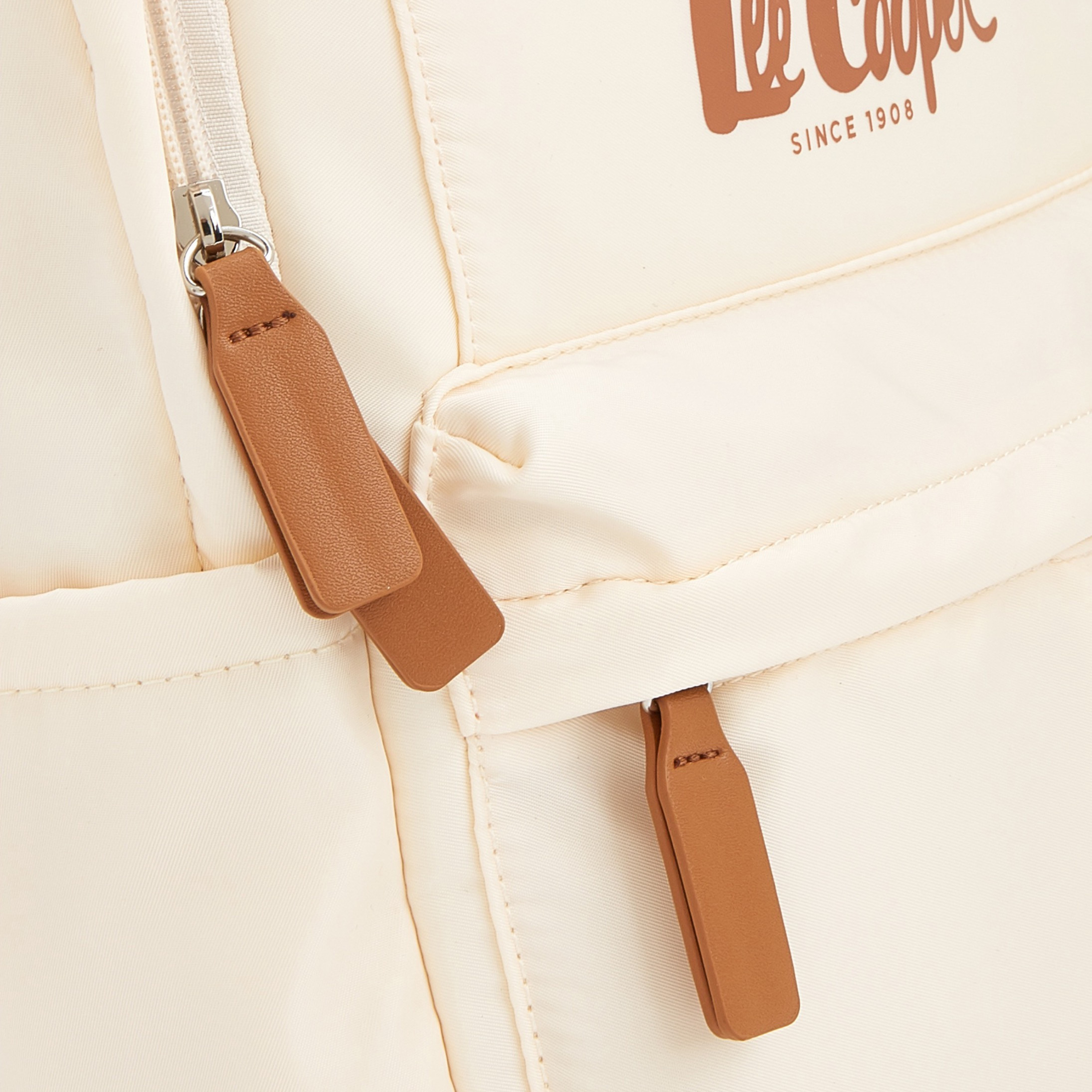 شنطة ظهر بحمالات كتف قابلة للتعديل وطبعات شعار من لي كوبر-women-bagsandwallets-backpacks-image-3