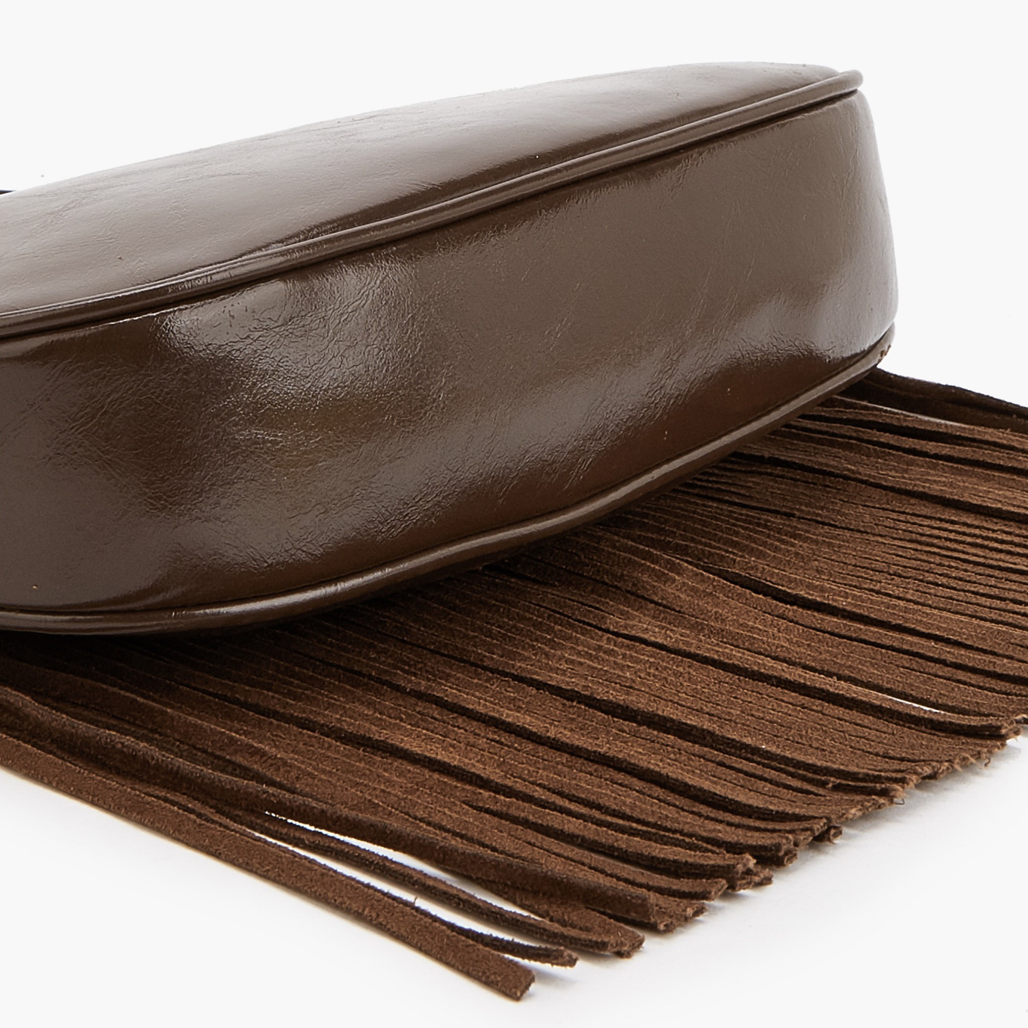 شنطة كتف من الشامواه بتفاصيل شُرّابات من سيليست-women-bagsandwallets-handbags-image-6