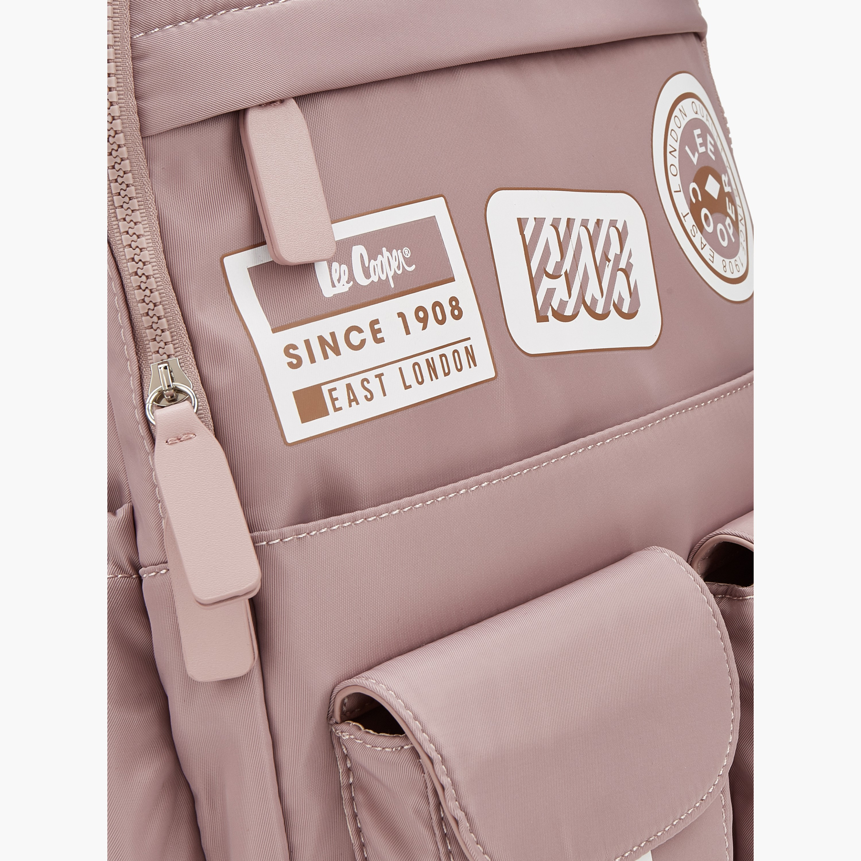 شنطة ظهر بأحزمة كتف مبطنة وطبعات شعار من لي كوبر-women-bagsandwallets-backpacks-image-4