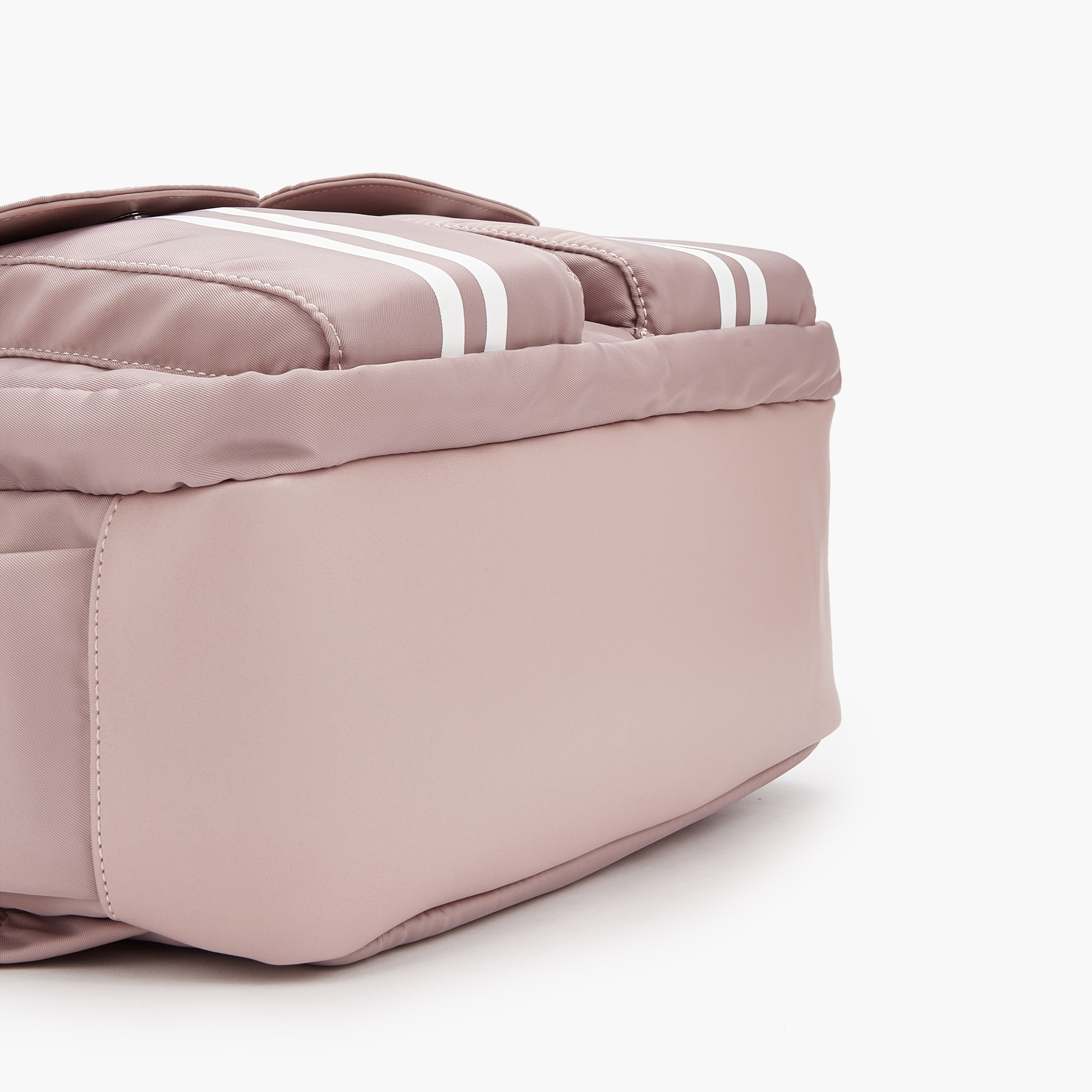 شنطة ظهر بأحزمة كتف مبطنة وطبعات شعار من لي كوبر-women-bagsandwallets-backpacks-image-7