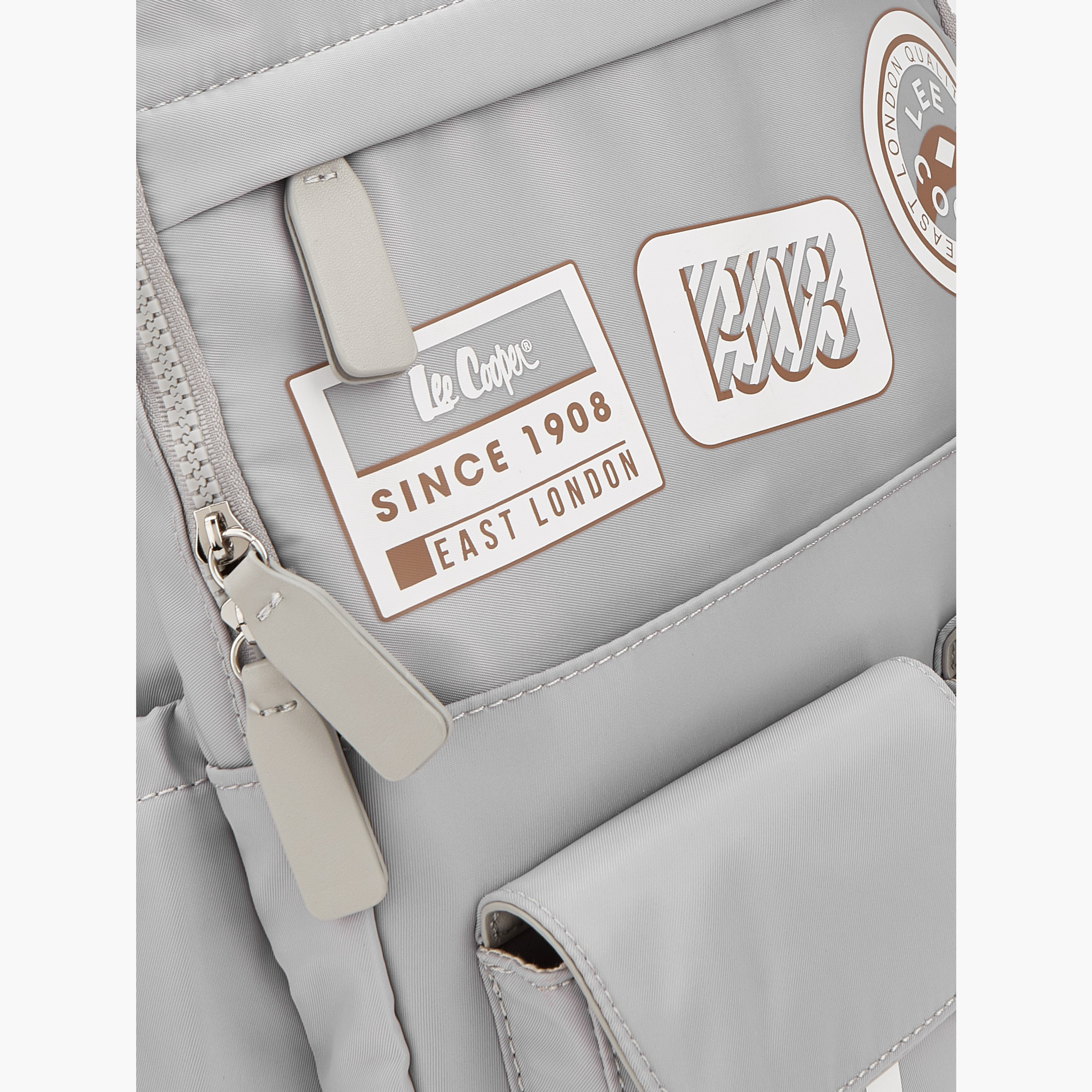 شنطة ظهر بأحزمة كتف مبطنة وطبعات شعار من لي كوبر-women-bagsandwallets-backpacks-image-4