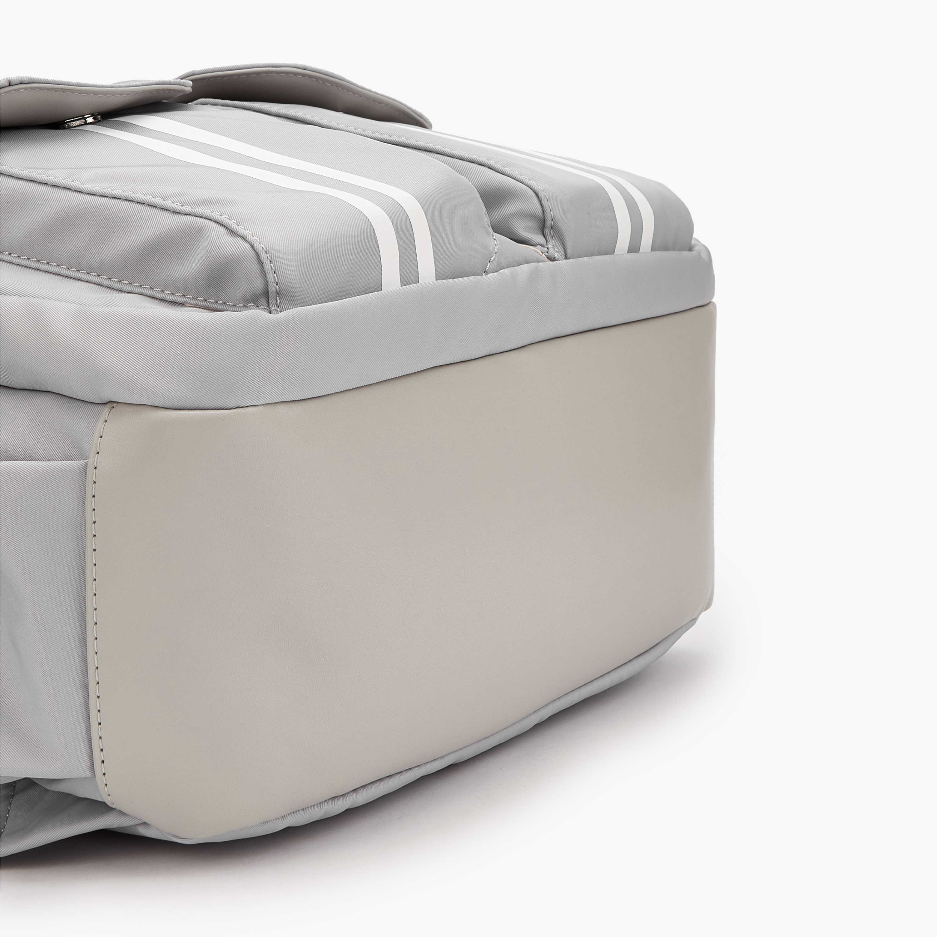 شنطة ظهر بأحزمة كتف مبطنة وطبعات شعار من لي كوبر-women-bagsandwallets-backpacks-image-7