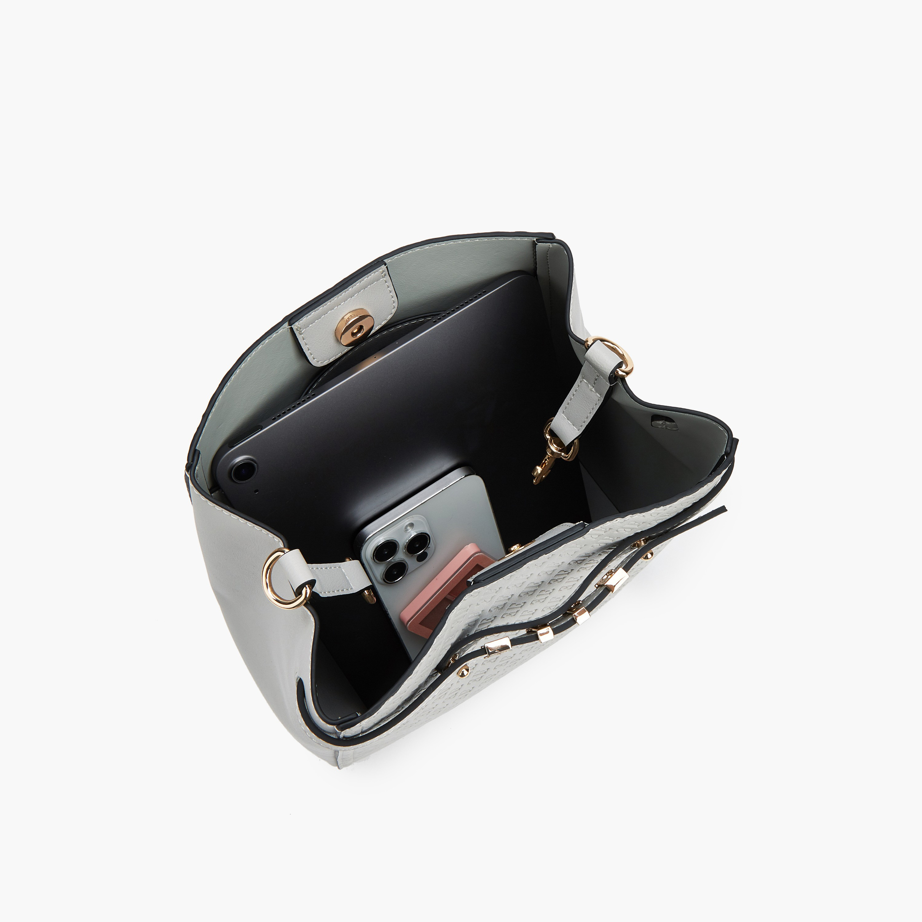 شنطة كتف بنقوش مونوجرام وزينة ميتاليك من إيل-women-bagsandwallets-handbags-image-7