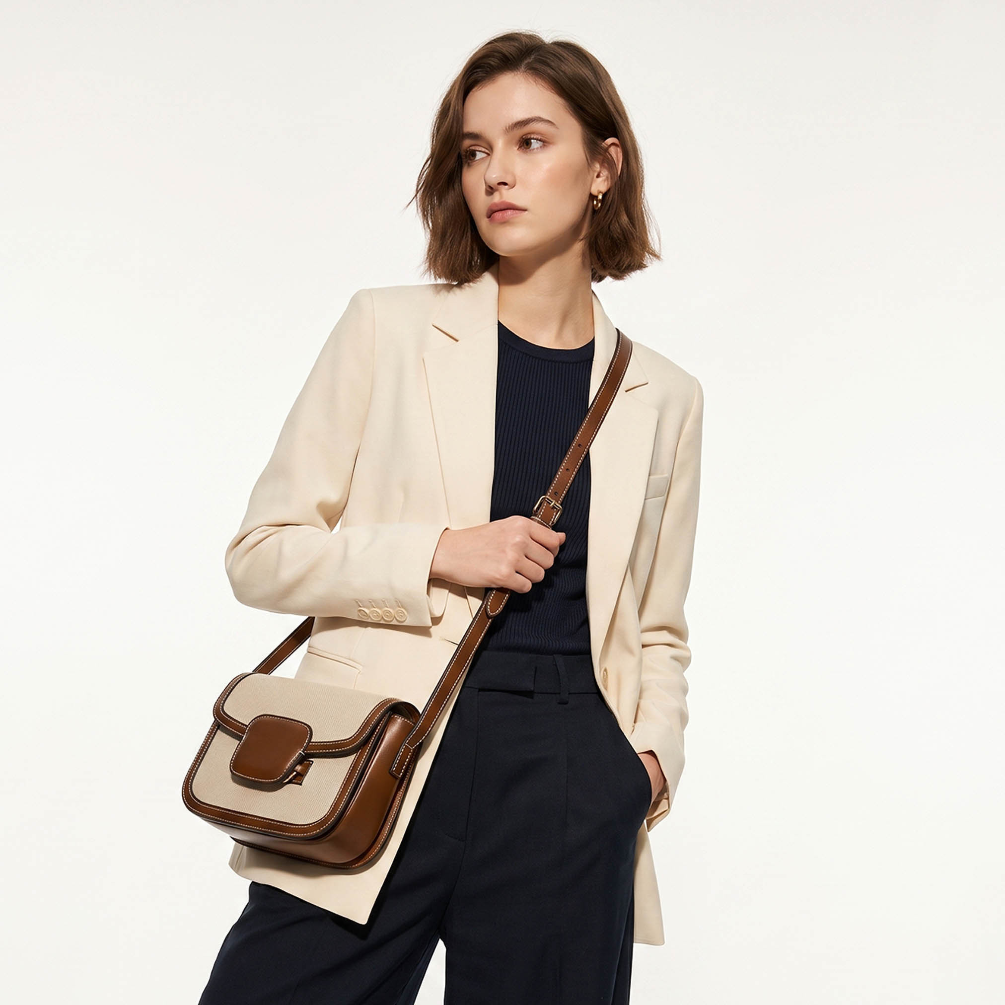 شنطة كروس بودي بارزة الملمس بحزام قابل للتعديل من ساشا-women-bagsandwallets-handbags-image-2