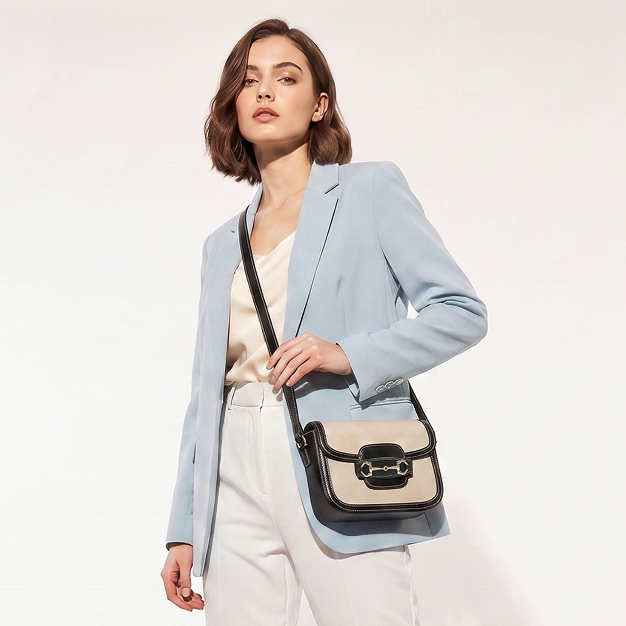 شنطة كروس بودي بارزة الملمس بحزام قابل للتعديل من ساشا-women-bagsandwallets-handbags-image-2