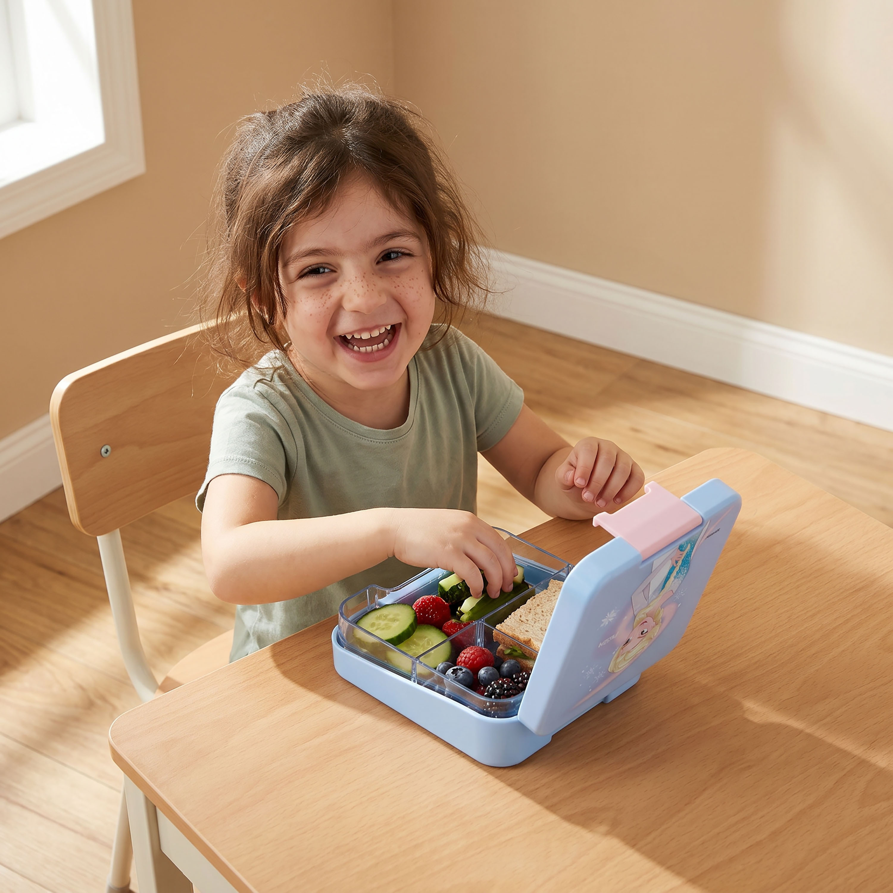 صندوق غداء بينتو بطبعات فروزن مع أقسام للبنات - 640 مل-school-lunchessentials-lunchboxes-image-3