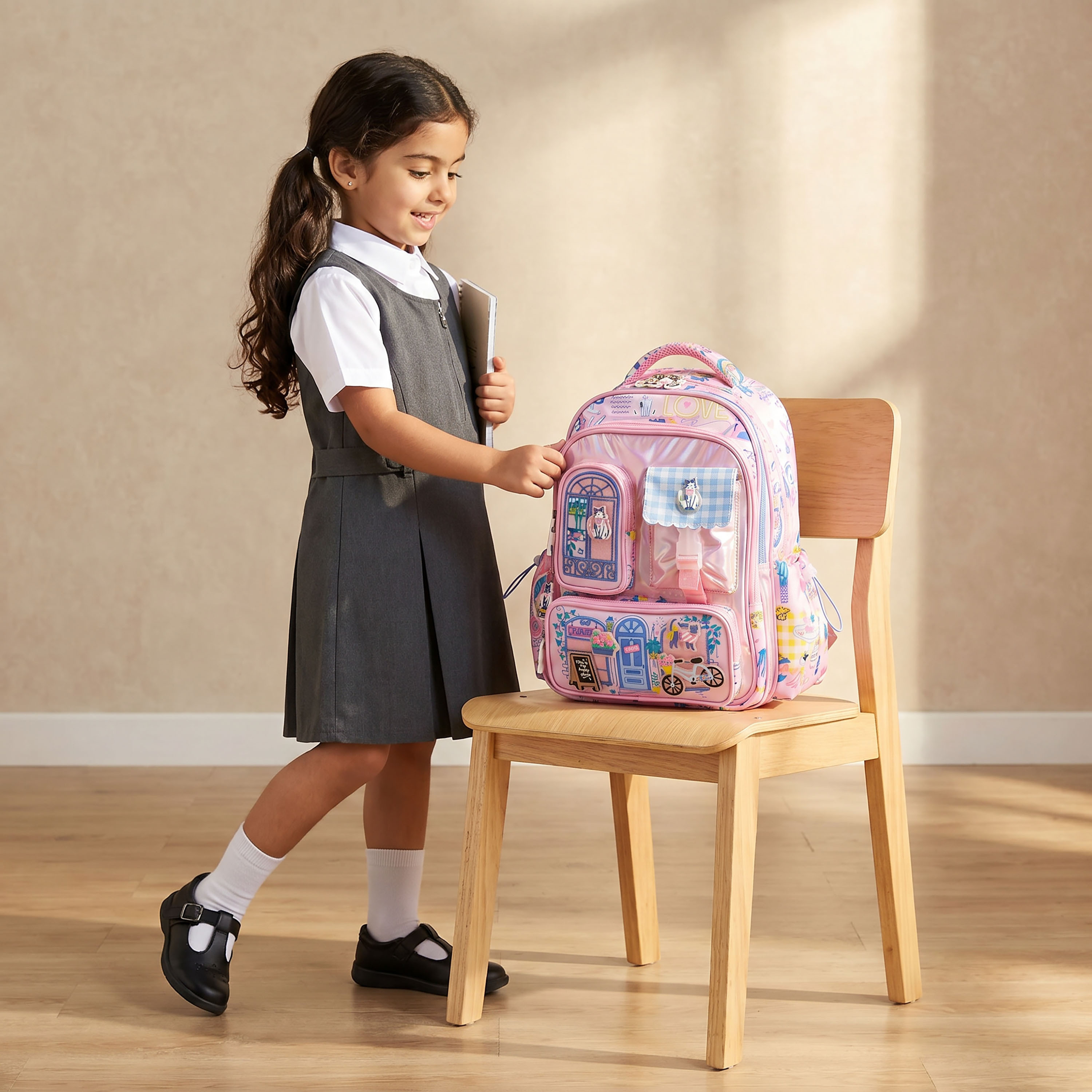 شنطة ظهر بطبعات للبنات بعمر 5 إلى 8 سنوات مع أحزمة كتف مبطنة من جونيورز - 16 بوصة-school-bagsandbackpacks-backpacks-image-3