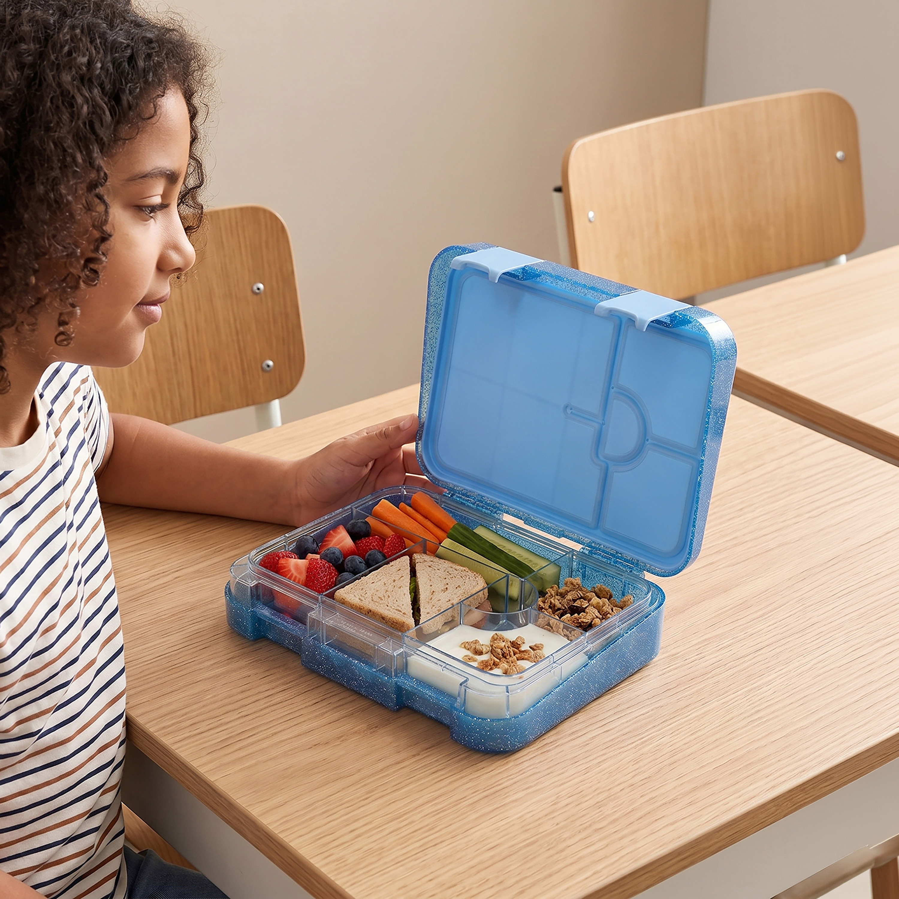 صندوق غداء بتصميم جليتر مع مقسم داخلي من جونيورز-school-lunchessentials-lunchboxes-image-3