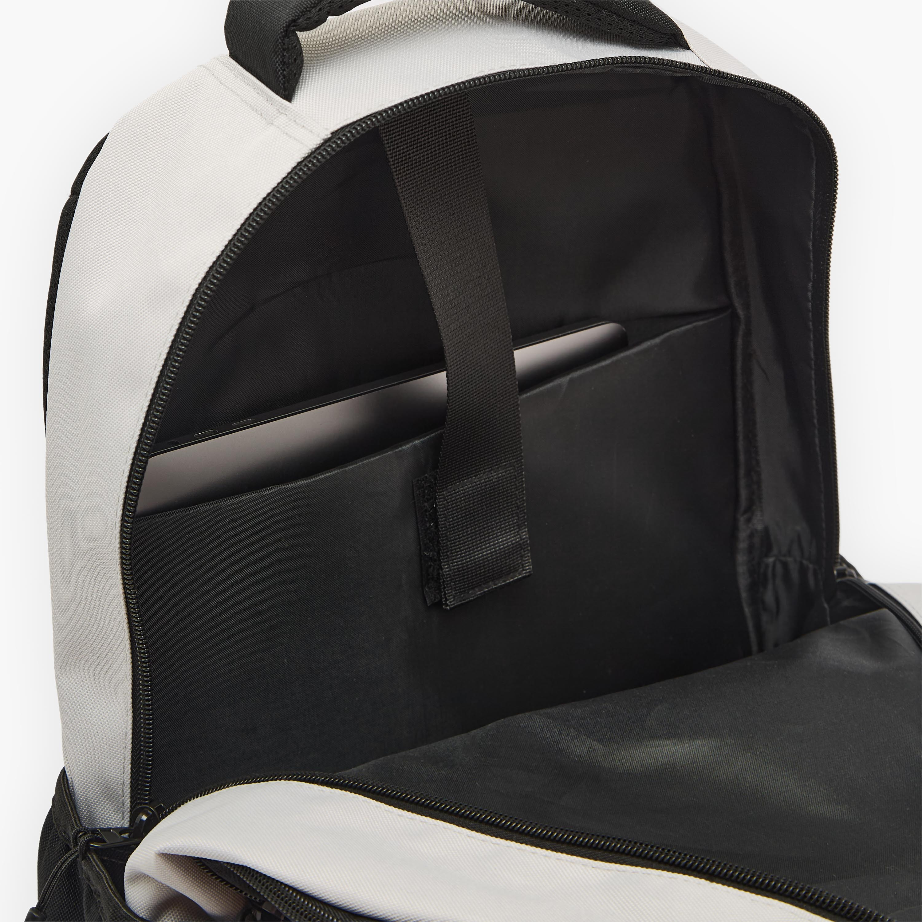 شنطة ظهر بطبعات ريال مدريد للأولاد 8-12 سنة مع حمّالات مبطنة - 17 بوصة-school-bagsandbackpacks-backpacks-image-5