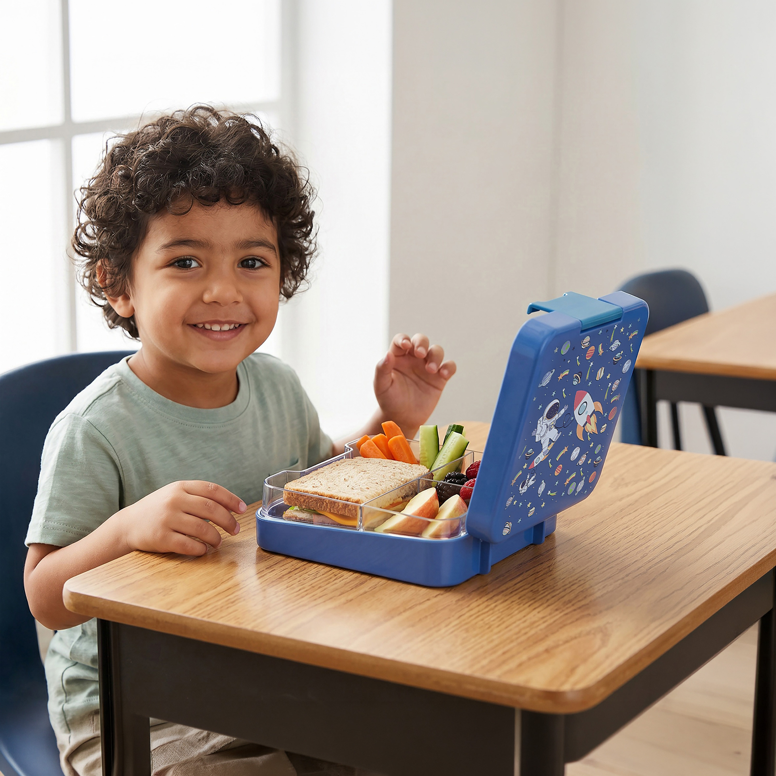 صندوق غداء بنتو بطبعة رائد فضاء للأولاد مع غطاء بقفل كبس من جونيورز - 640 مل-school-lunchessentials-lunchboxes-image-3