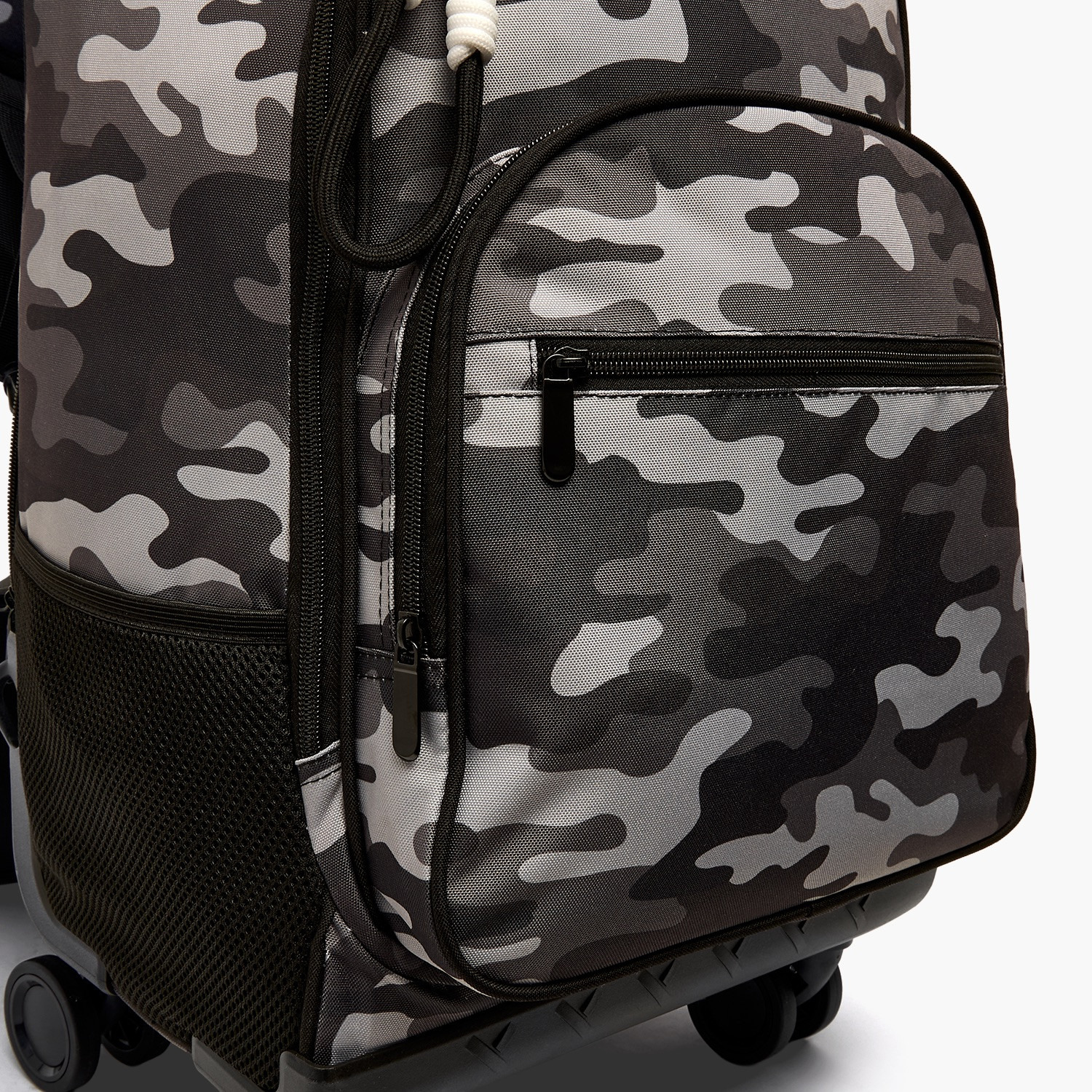 شنطة ترولي بعجلات متينة وطبعات للأولاد بعمر 8-12 سنة من جونيورز - 18 بوصة-school-bagsandbackpacks-trolleybags-image-5