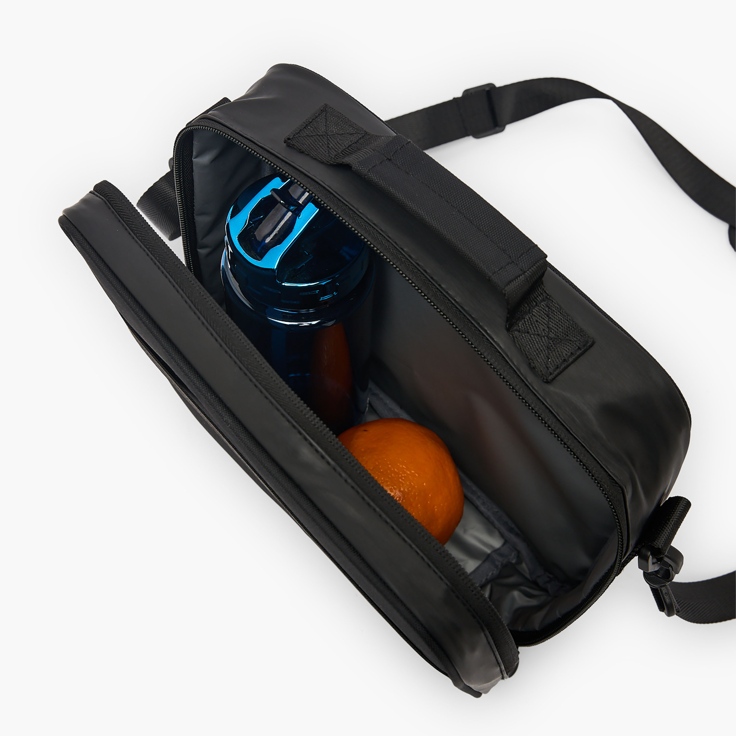 شنطة غداء معزولة بطبعات كرة قدم للأولاد بعمر 8-12 سنة من جونيورز-school-lunchessentials-lunchbags-image-4