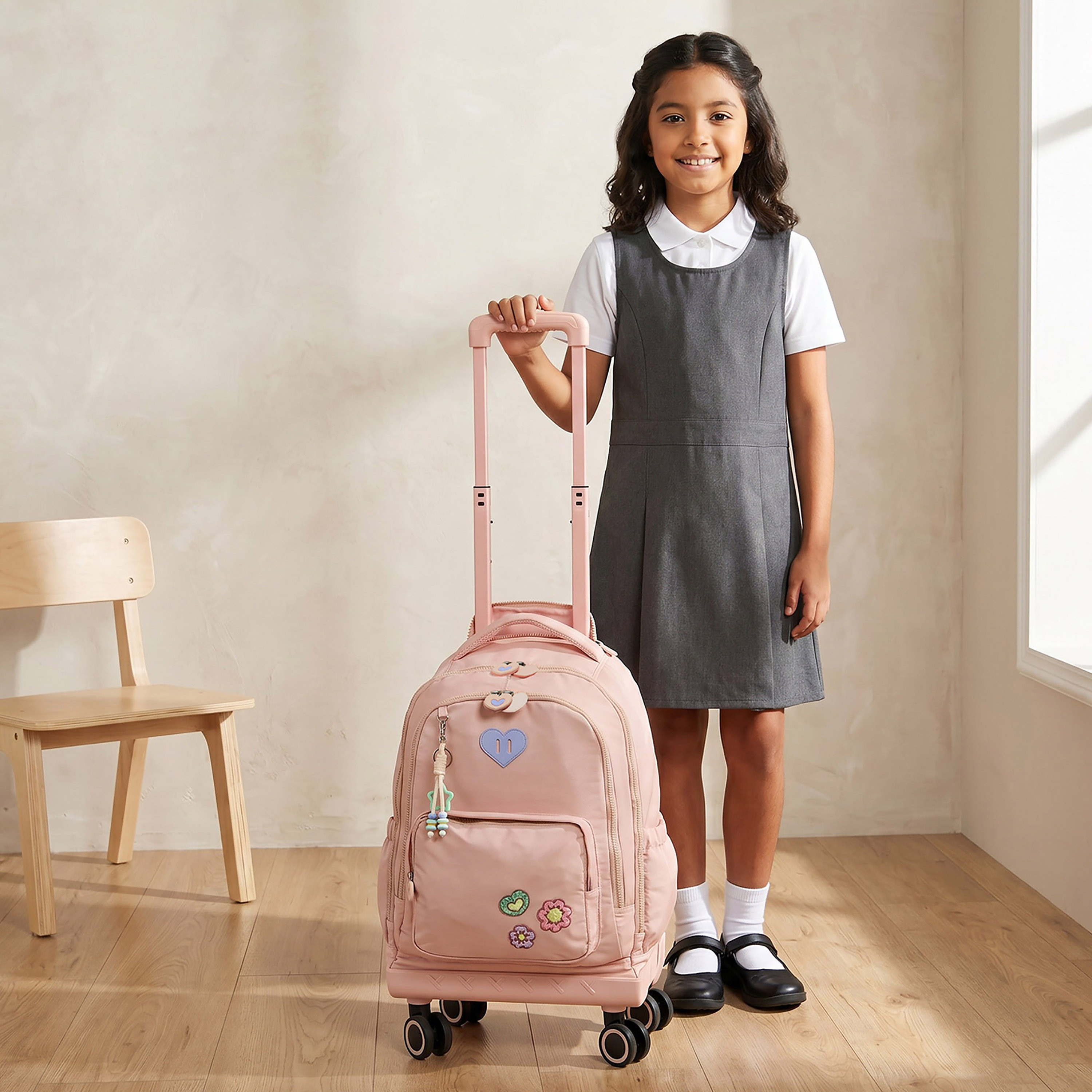 شنطة ترولي بتطريز أزهار ومقبض قابل للسحب للبنات من 8 - 12 سنة من جونيورز - 18 بوصة-school-bagsandbackpacks-trolleybags-image-3
