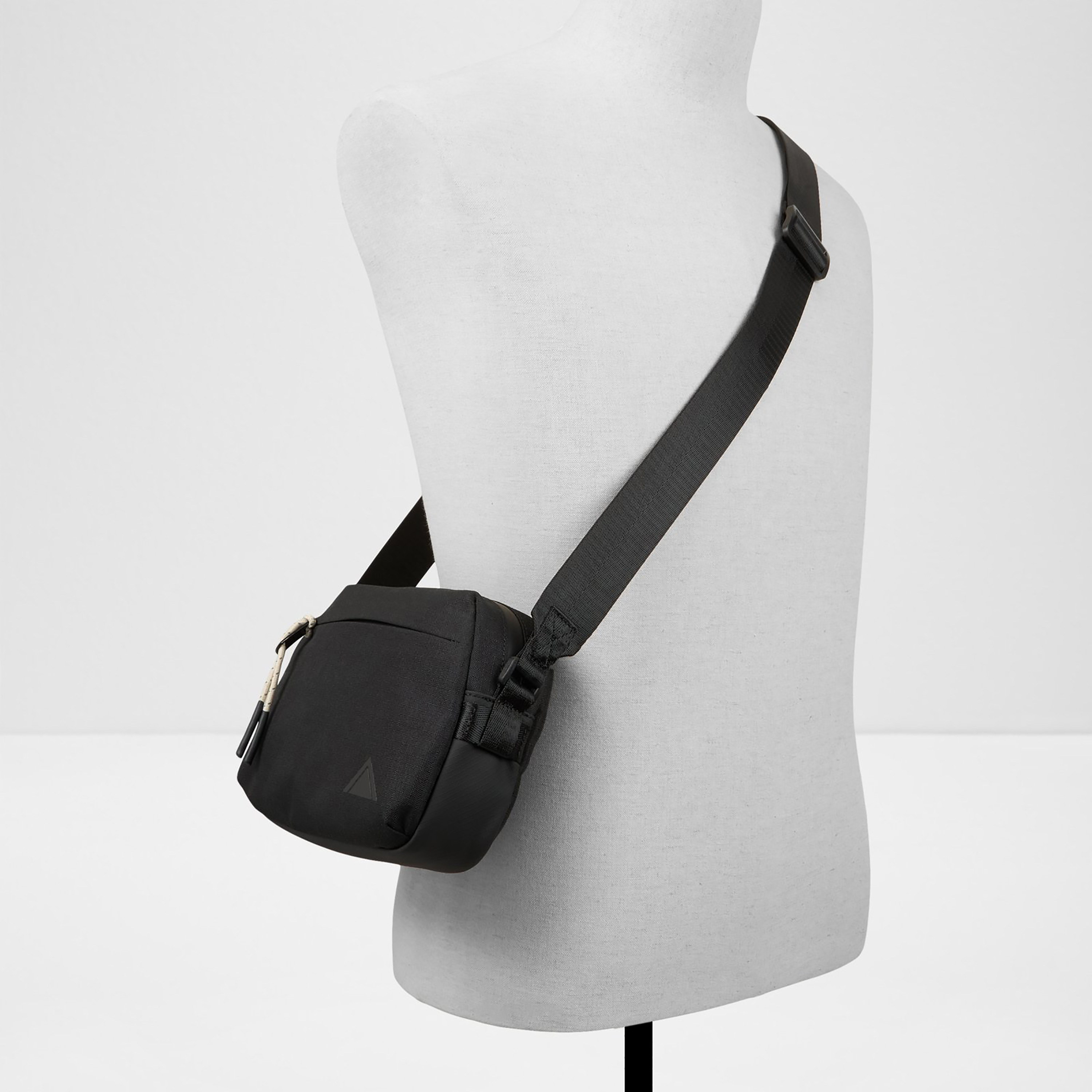 حقيبة كروسبودي سادة من ألدو ميريمبا مزودة بسحاب إغلاق وحزام قابل للتعديل-men-bags-image-1