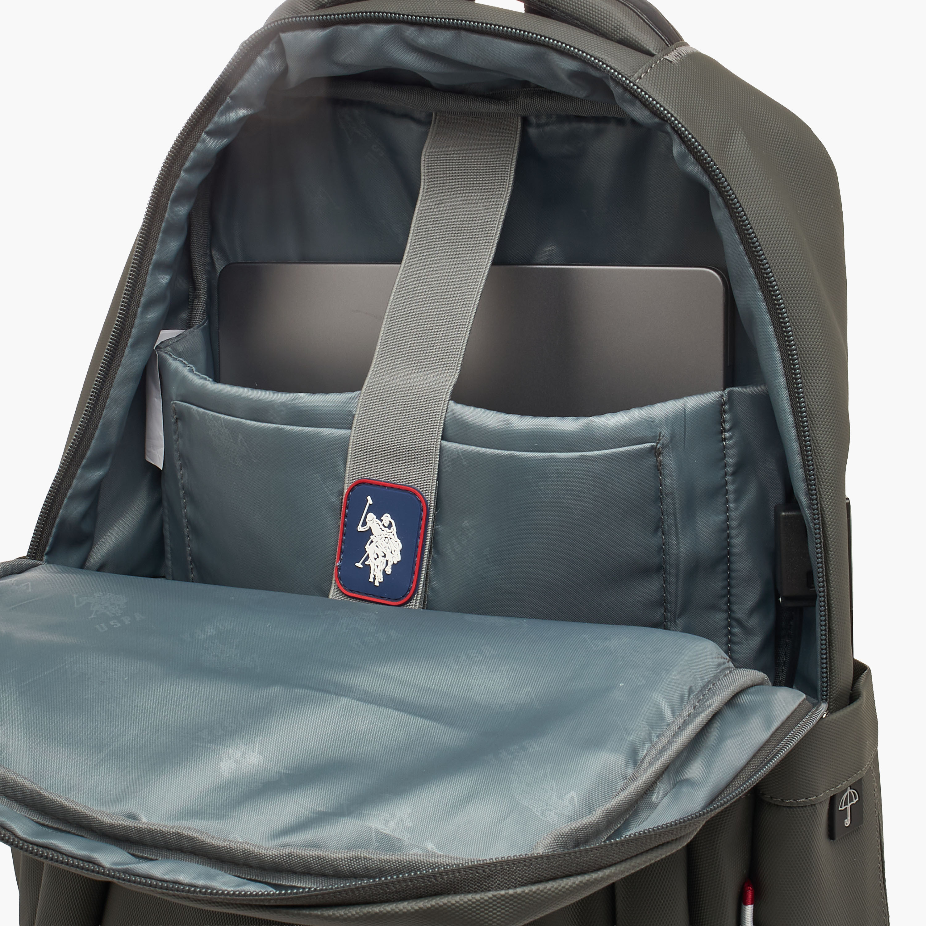 شنطة ظهر بشعار وحمّالات كتف مبطنة من يو إس بولو أسن - 18 × 22 × 21 سم-women-bagsandwallets-backpacks-image-9