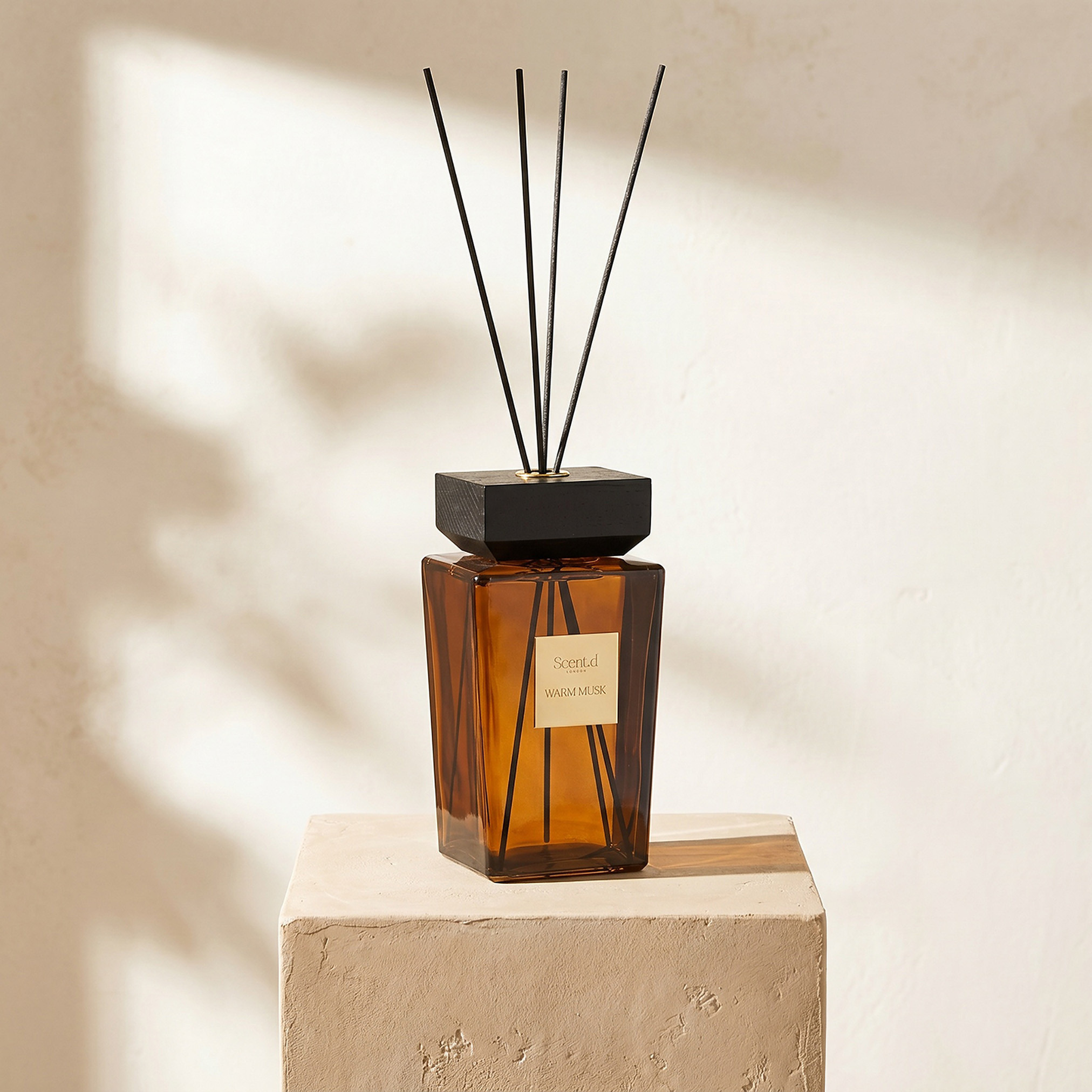 موزع عطور بالأعواد ميزون وورم مسك من سينت.دي لندن - 1 لتر-household-homefragrance-reeddiffusers-image-1