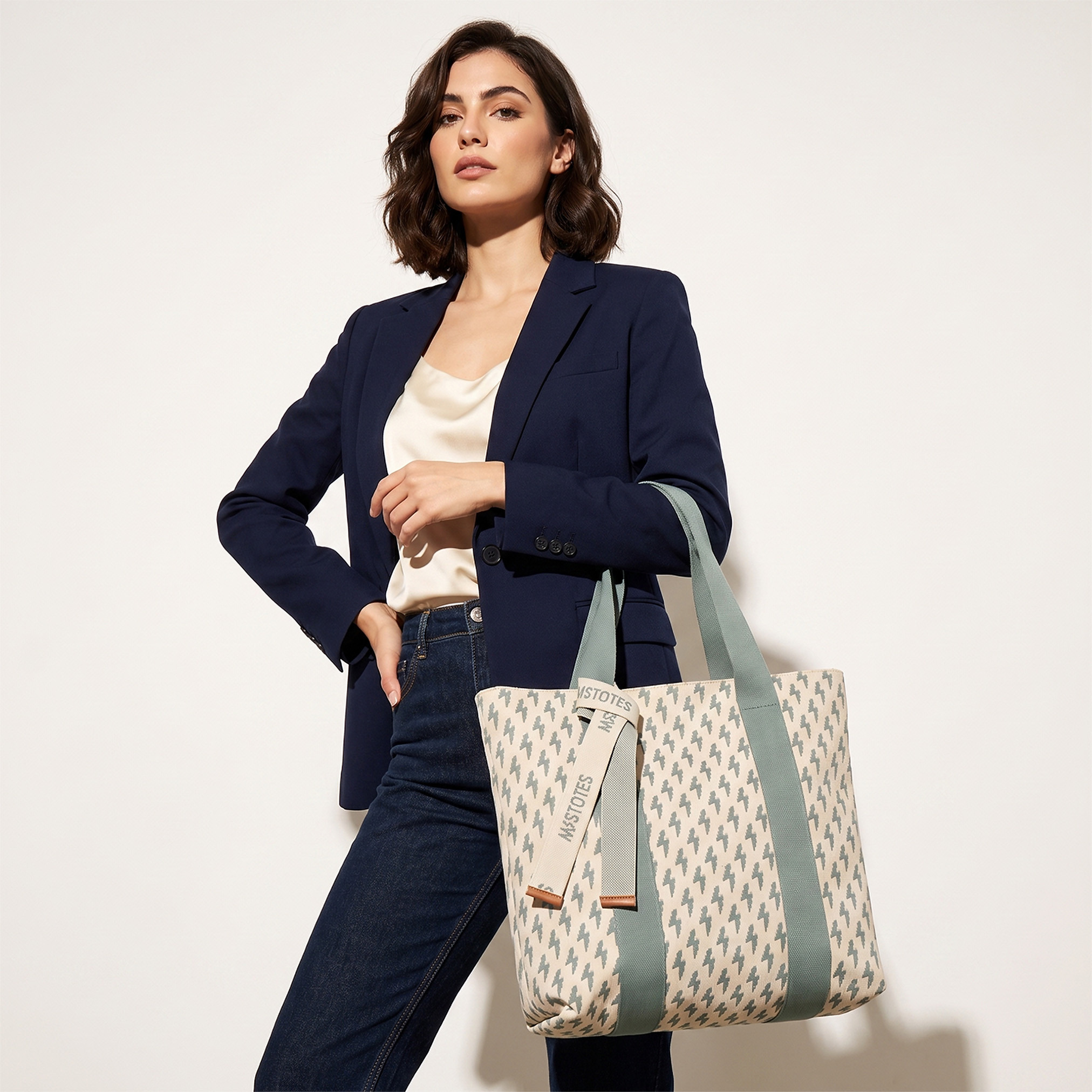 شنطة توت بطبعات مونوجرام وسحاب إغلاق من ميستوتس-women-bagsandwallets-handbags-image-2