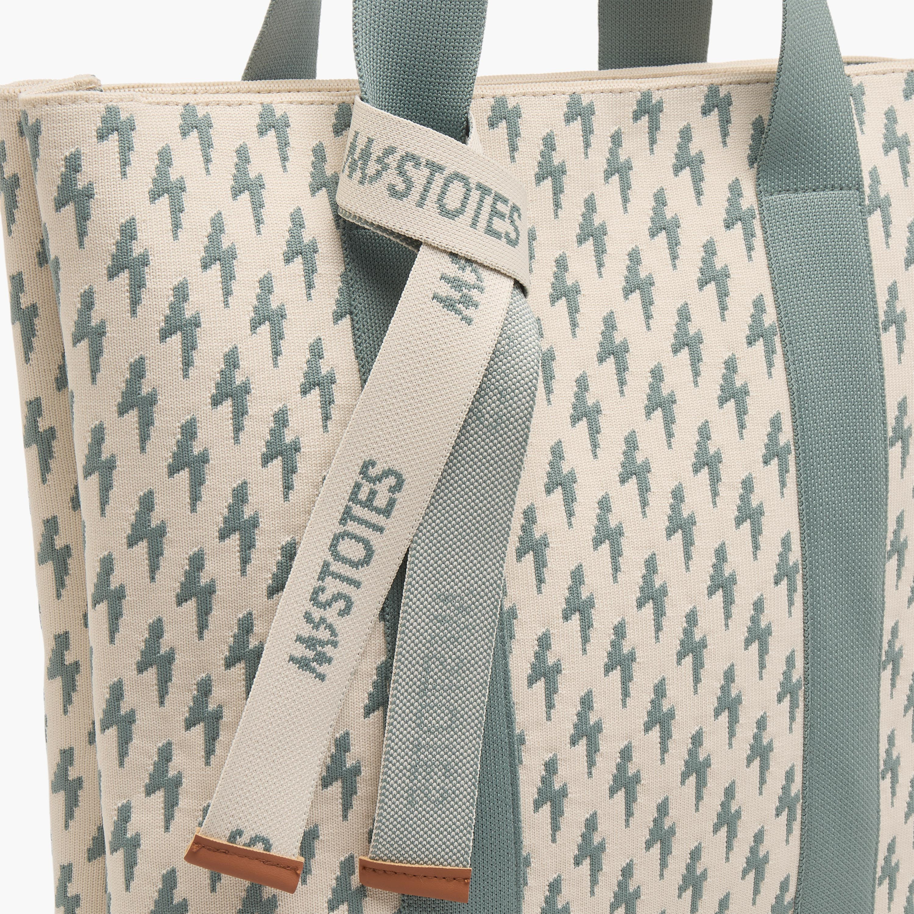 شنطة توت بطبعات مونوجرام وسحاب إغلاق من ميستوتس-women-bagsandwallets-handbags-image-5