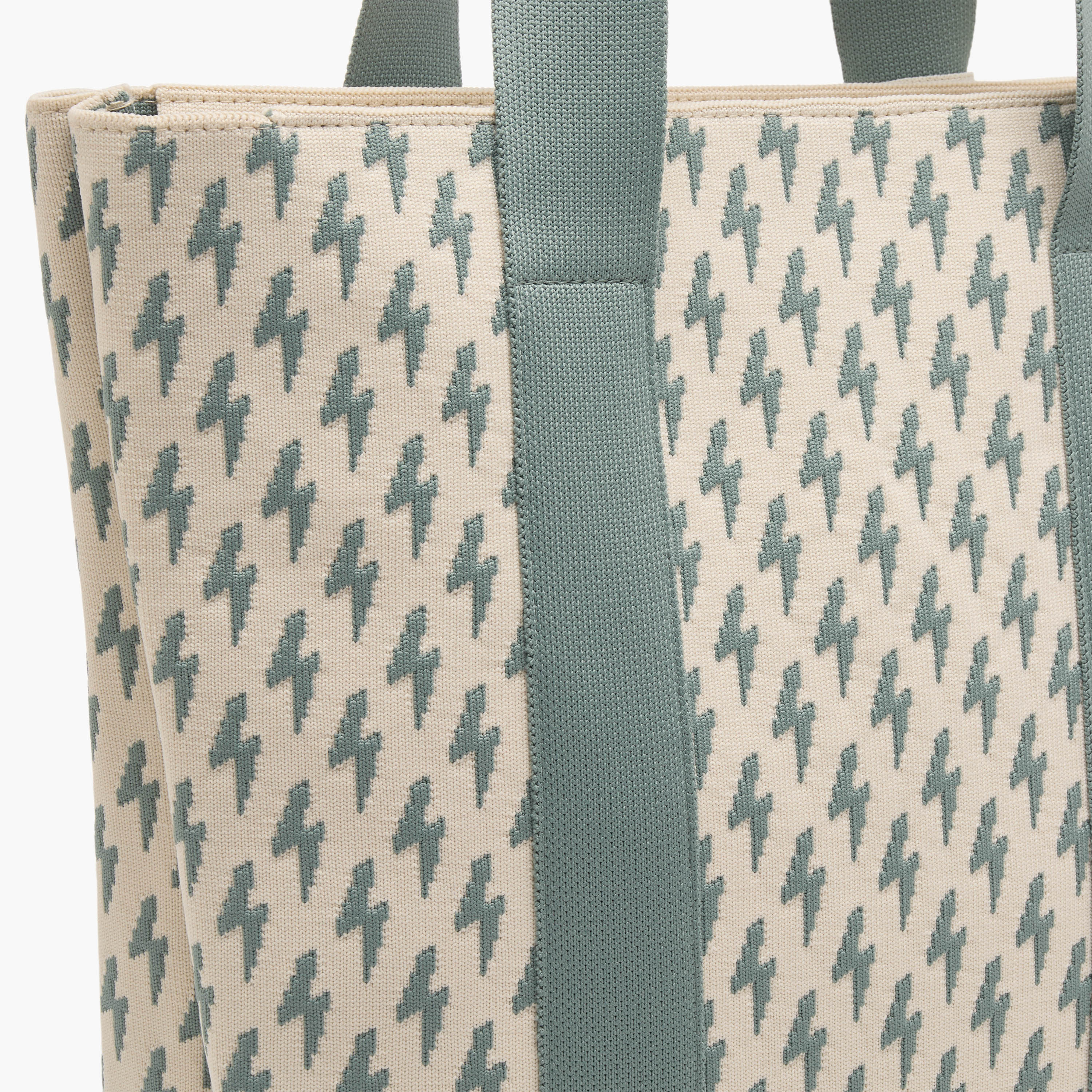 شنطة توت بطبعات مونوجرام وسحاب إغلاق من ميستوتس-women-bagsandwallets-handbags-image-6