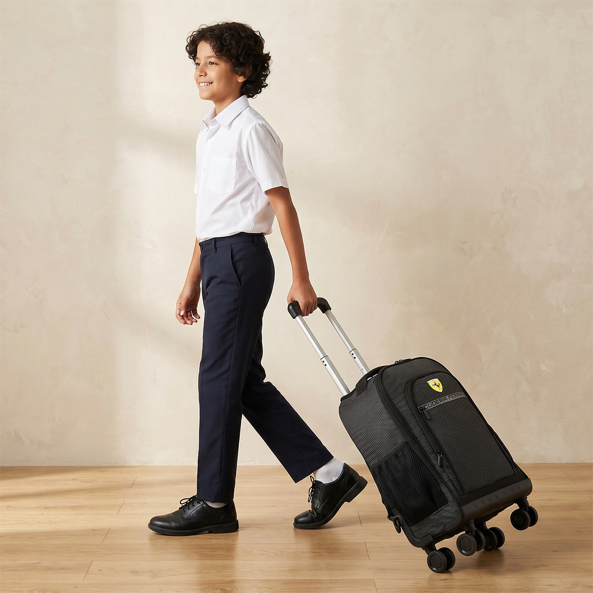 شنطة ترولي بشعار فيراري بارز الملمس للأولاد 8-12 سنة مع عجلات متينة - 18 بوصة-school-bagsandbackpacks-trolleybags-image-3