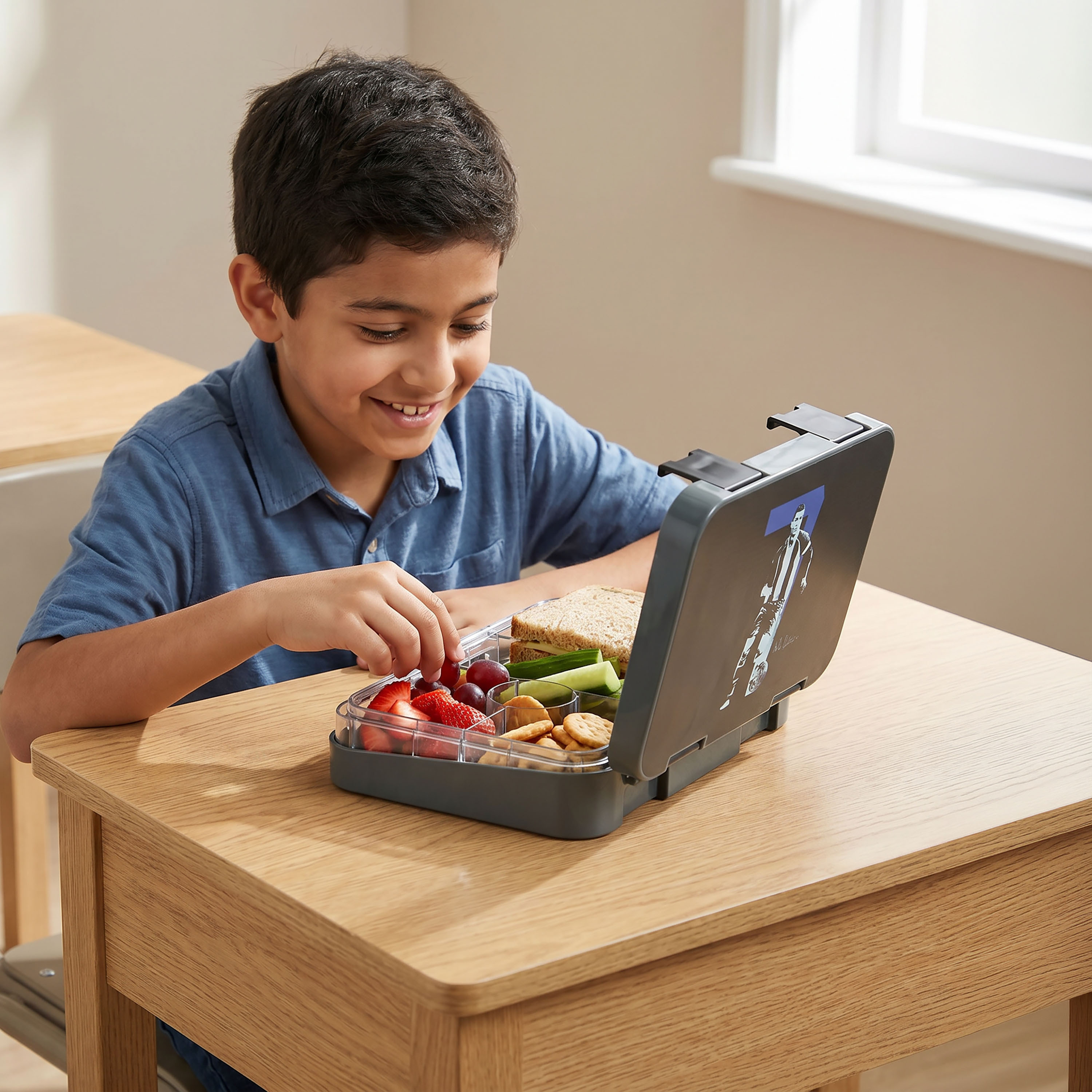 صندوق غداء مقسم بطبعات كريستيانو للأولاد-school-lunchessentials-lunchboxes-image-3