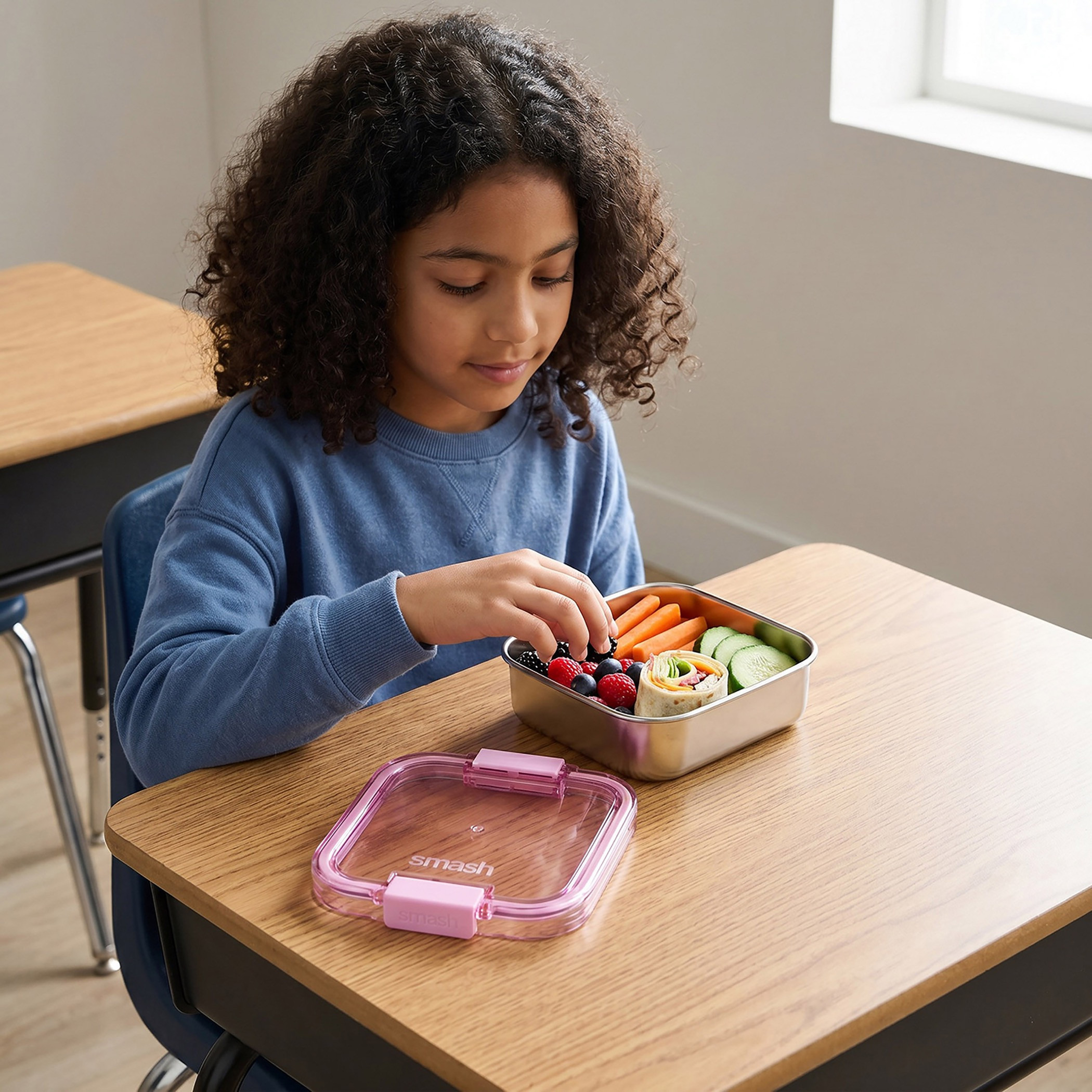 صندوق غداء سادة بغطاء بقفل إغلاق للبنات من سماش  - 600 مل-school-lunchessentials-lunchboxes-image-3