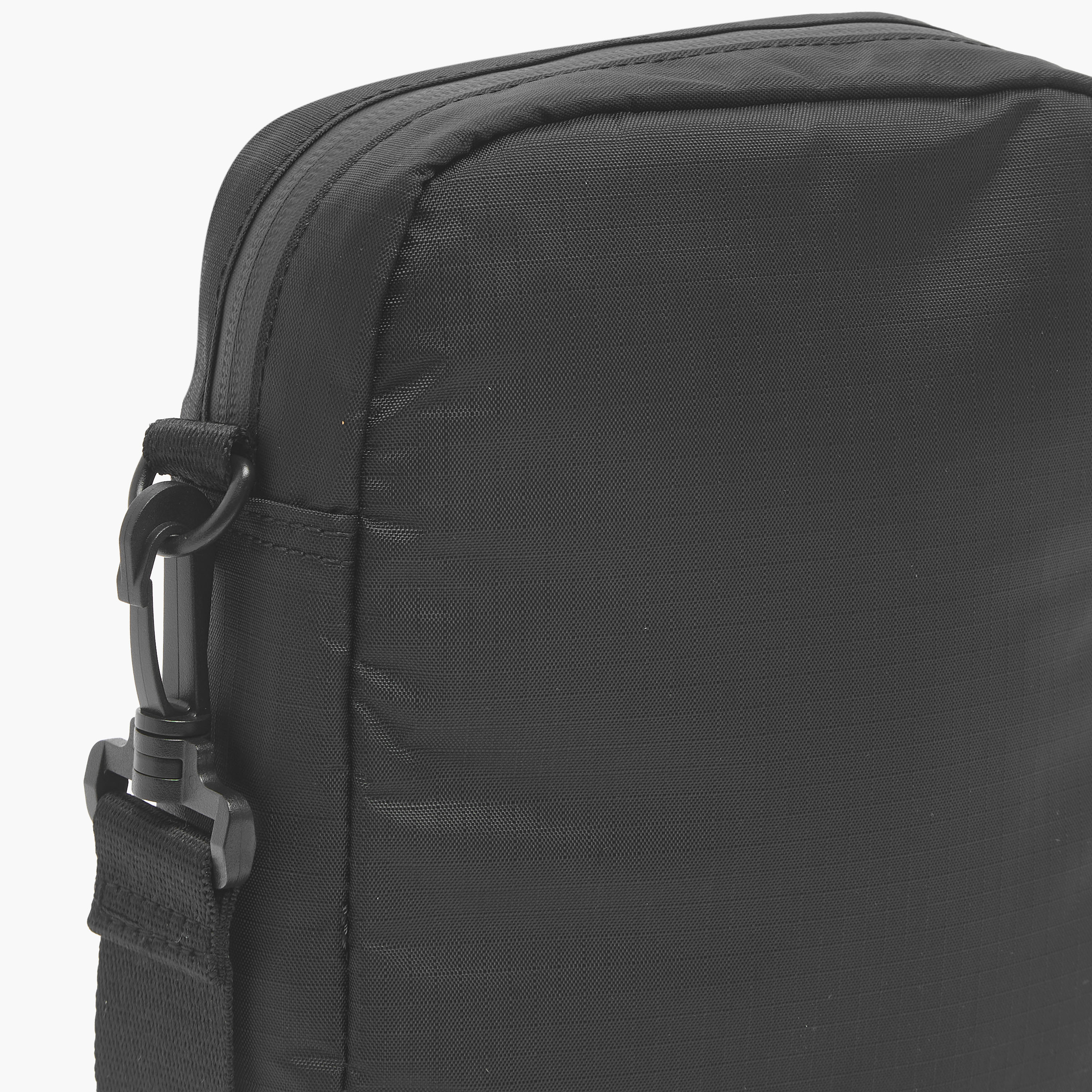 شنطة كروس بودي بحزام قابل للتعديل للرجال من لي كوبر-travel-accessories-image-6