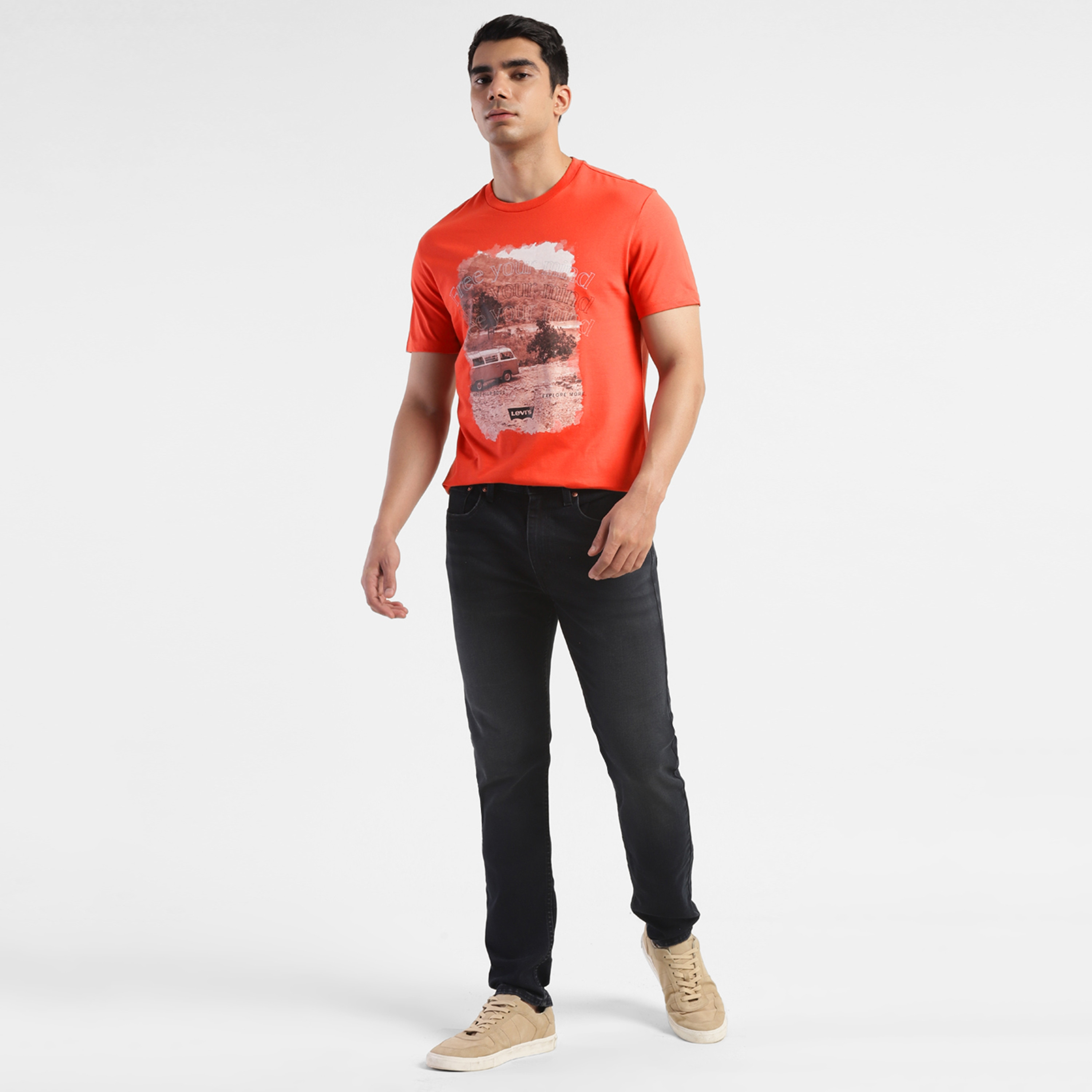 تيشيرت ليفايز بأكمام قصيرة وياقة دائرية مع جرافيك-men-clothing-tshirtsandpolos-tshirts-image-2