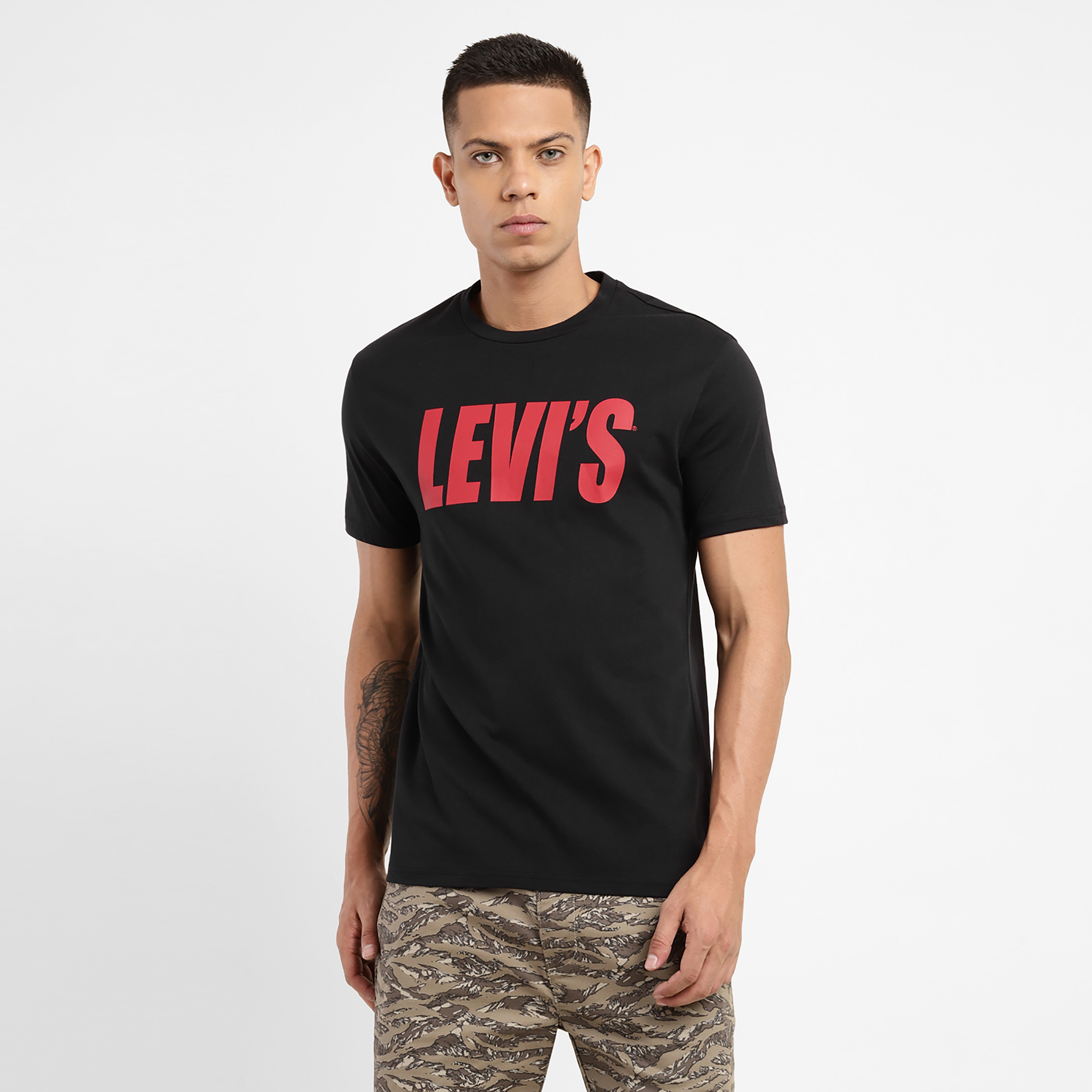 تيشيرت ليفايز بأكمام قصيرة وياقة دائرية مع شعار-men-clothing-tshirtsandpolos-tshirts-image-1
